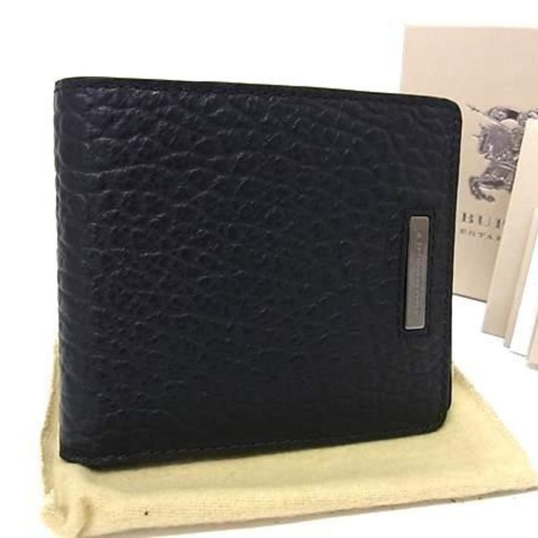 BURBERRY Heritage Bi-fold Wallet, 3880663, Black Grain Leather, Men's: --- Catalog ---Category: SizeSize (HxWxD): 12cm x 10.2cm x 2cm / 4.72'' x 4.01'' x 0.78''Category: DesignType: Wallet (bi-fold)Color: BlackGender: MenCategory: GeneralMPN: 3880663Brand: BurberryCountr
