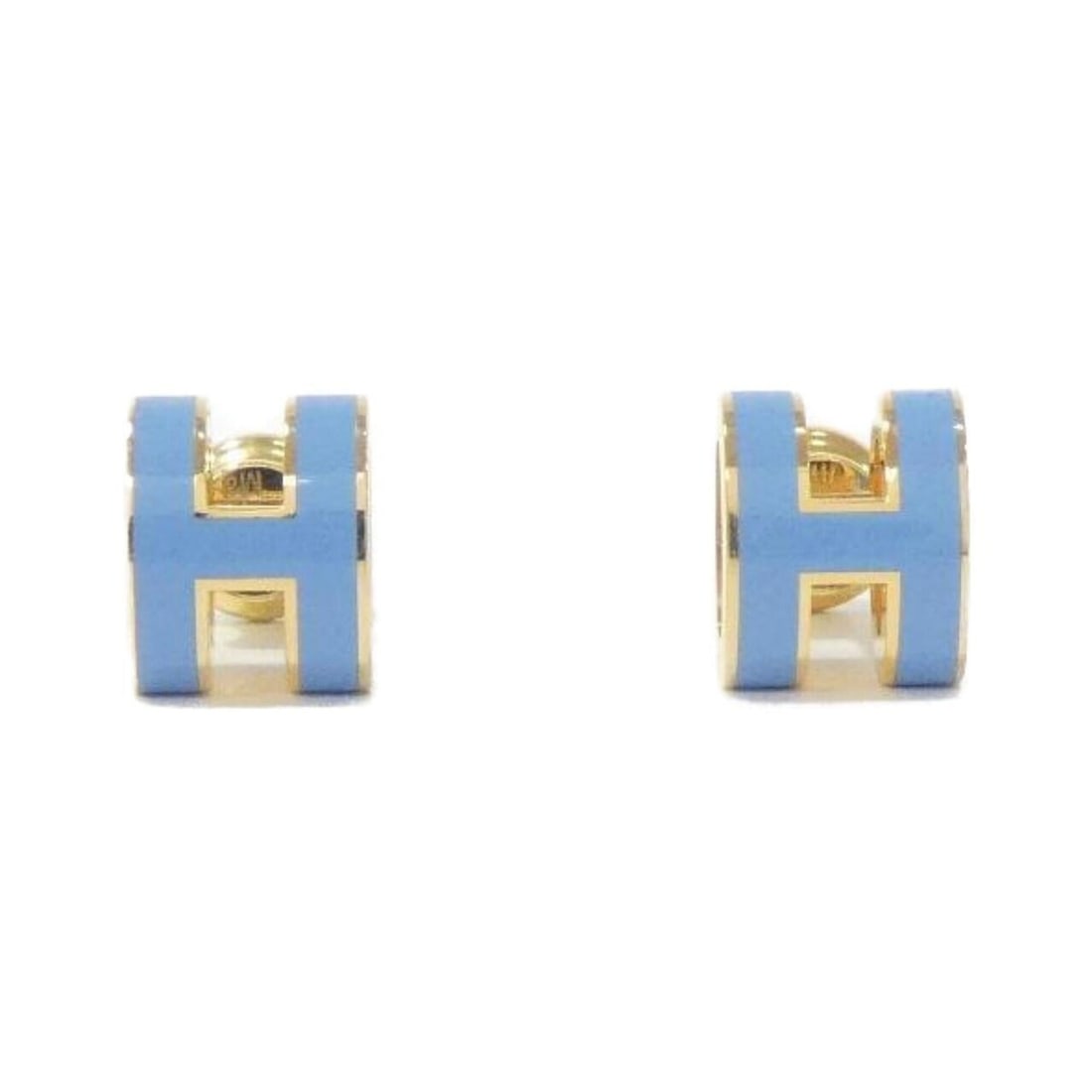 Hermes Pop H MINI 608002F Earrings: --- Catalog ---Category: SizeSize (HxWxD): 9.00mm x 7.00mm / 0.35'' x 0.28''Category: DesignType: Stud earringsColor: Blue, GoldGender: WomenCategory: GeneralMPN: 608002FBrand: Hermes--- Item List
