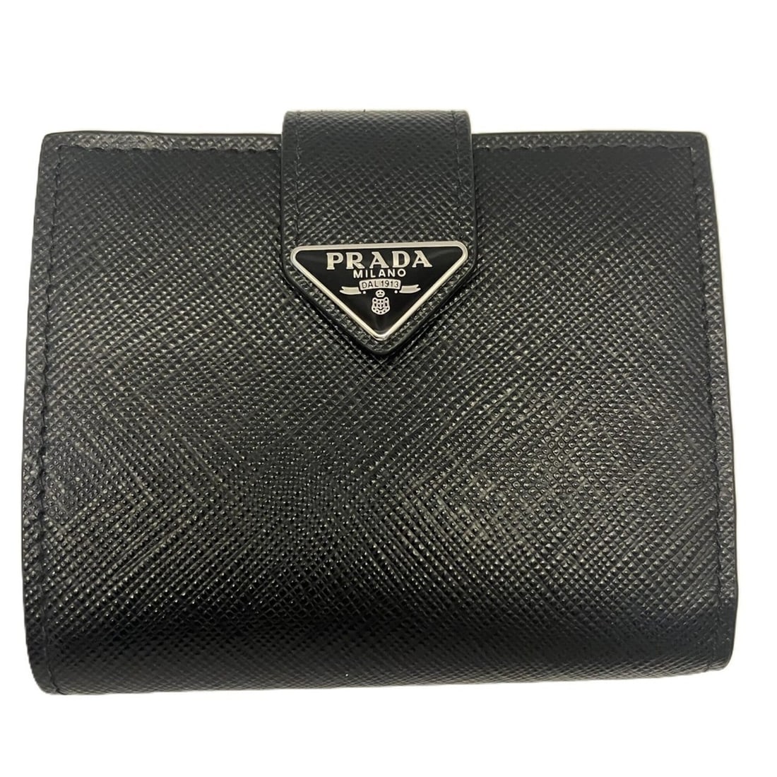 Prada Saffiano Tab Bi-fold Compact Wallet Black PRADA: --- Catalog ---Category: SizeWeight: 77g / 2.71oz.Size (HxWxD): 8.5cm x 10.3cm x 2.5cm / 3.34'' x 4.05'' x 0.98''Category: DesignType: Wallet (bi-fold)Color: BlackGender: WomenMaterial: Leather Leathe