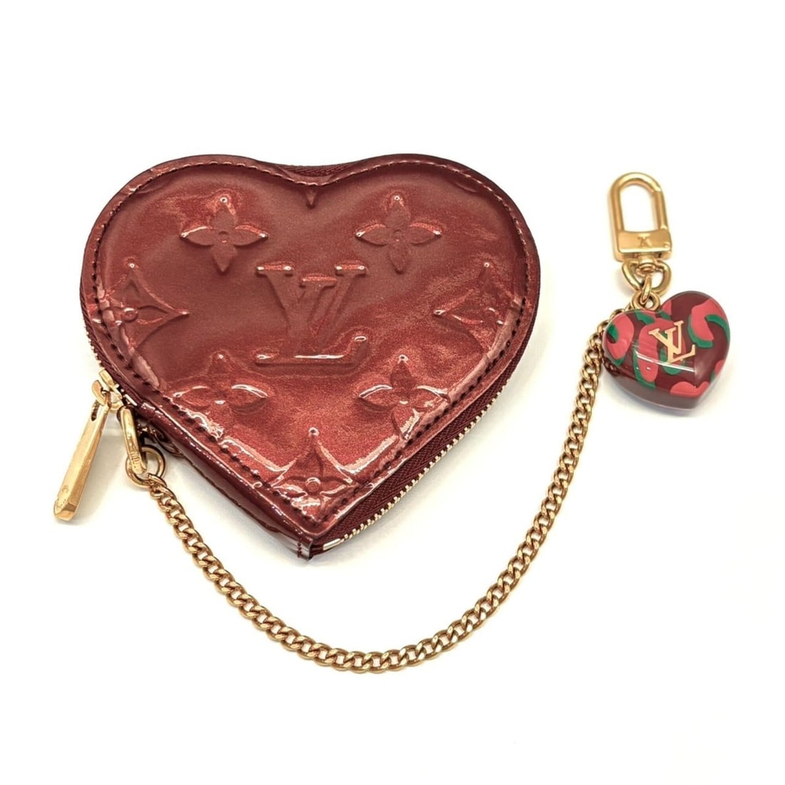 Louis Vuitton Portemonnaie Coeur Monogram Vernis Coin Case Red Bordeaux Enamel M91480 LOUIS VUITTON: --- Catalog ---Category: SizeSize (HxWxD): 9.5cm x 10.5cm x 2cm / 3.74'' x 4.13'' x 0.78''Category: DesignType: Coin purse/coin caseColor: Bordeaux, Red color, Rouge fauvisteGender: WomenClosure: Zipp