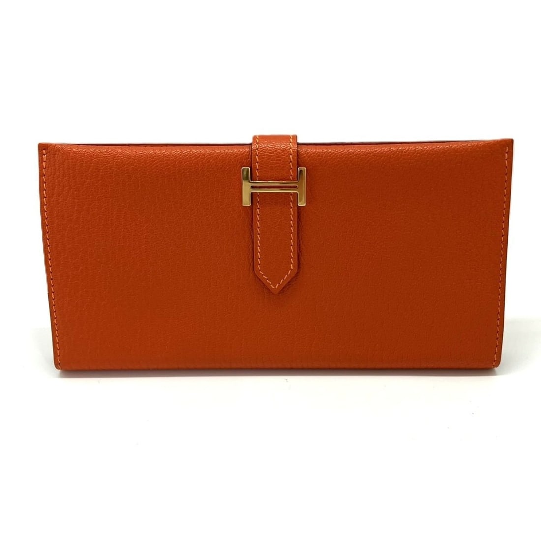 Hermes Bearn Classic Chevre Orange Folding Wallet Leather ?G Stamp HERMES: --- Catalog ---Category: SizeSize (HxWxD): 9cm x 17.5cm x 1cm / 3.54'' x 6.88'' x 0.39''Category: DesignType: Long wallet (bi-fold)Color: OrangeGender: WomenClosure: BeltMaterial: Chevre leather