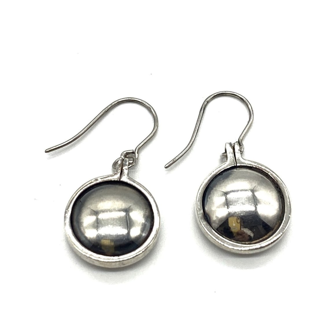 Bottega Veneta Butterfly Drop Earrings (SV925): --- Catalog ---Category: SizeDiameter: 14mm / 0.55''Category: DesignType: Drop earringsGender: WomenMaterial: Silver 925Category: GeneralBrand: Bottega Veneta--- Item List ---Section: