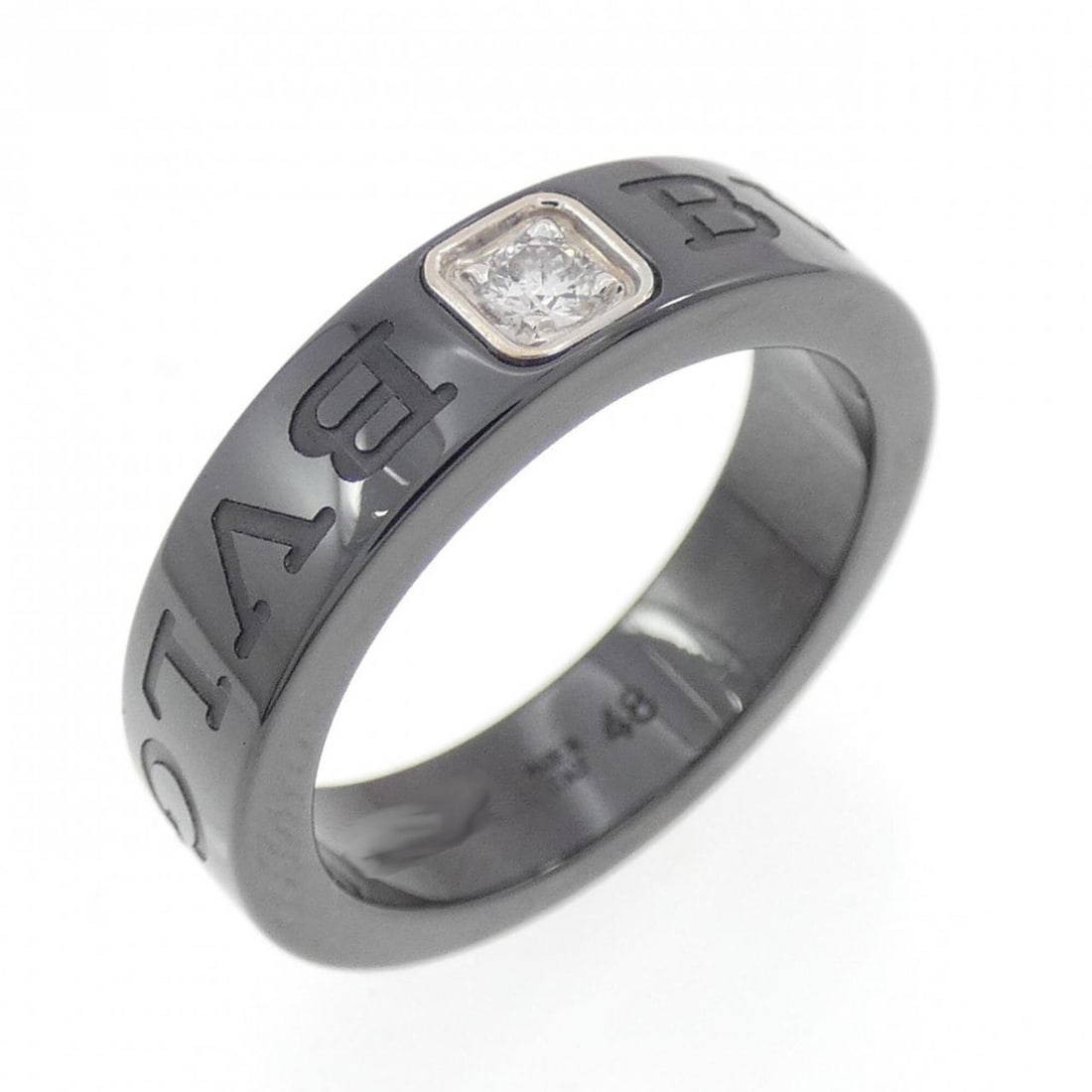 Bvlgari Ring: --- Catalog ---Category: SizeUS Size: 4.5Brand Size: 48Category: DesignType: Band ringStone: DiamondGender: WomenMaterial: Ceramic, White gold (18K)Category: GeneralMPN: AN856655Brand: Bvlgari---
