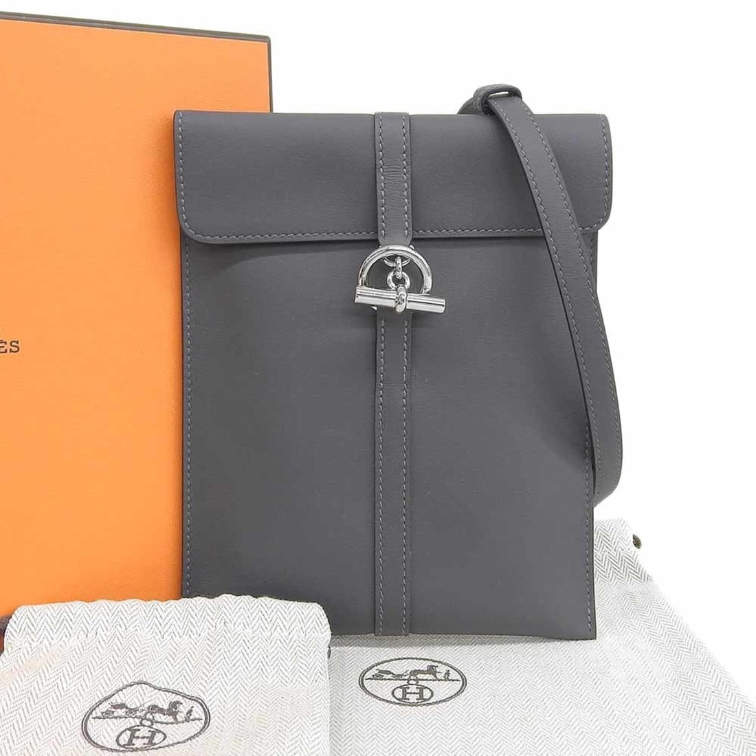 Hermes Glenant To Go Shoulder Bag, K stamp, Swift leather, Gray: --- Catalog ---Category: SizeSize (HxWxD): 19cm x 15cm x 5.00mm / 7.48'' x 5.9'' x 0.19''Category: DesignType: Shoulder bagColor: GrayGender: Women,MenMaterial: Swift leather Category: GeneralBrand:
