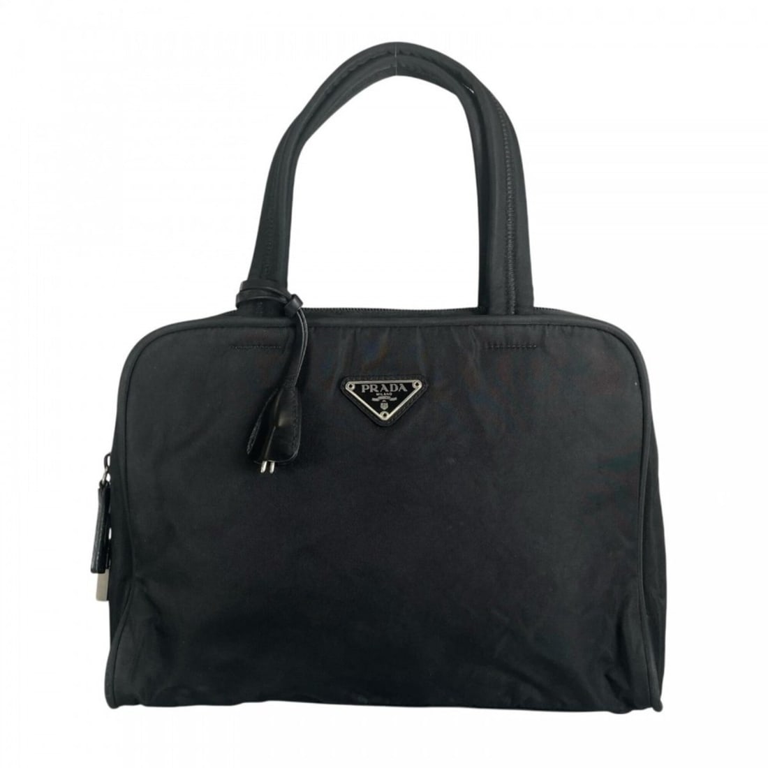 Prada handbag for men and women, made of nylon, black.: --- Catalog ---Category: SizeSize (HxWxD): 21cm x 28cm x 9cm / 8.26'' x 11.02'' x 3.54''Category: DesignType: HandbagColor: Black, WhiteGender: Men,WomenMaterial: Nylon Category: GeneralBrand: Prada--