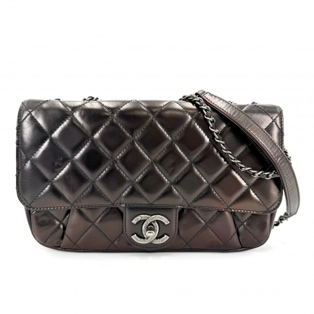 Chanel women's shoulder bag, Matelassé, Coco Mark, double chain, crossbody leather, brown, matte: --- Catalog ---Category: SizeSize (HxWxD): 16cm x 26cm x 6cm / 6.29'' x 10.23'' x 2.36''Category: DesignType: Shoulder bagColor: Brown, Matte silver, WhiteGender: WomenMaterial: Leather Category: Gene