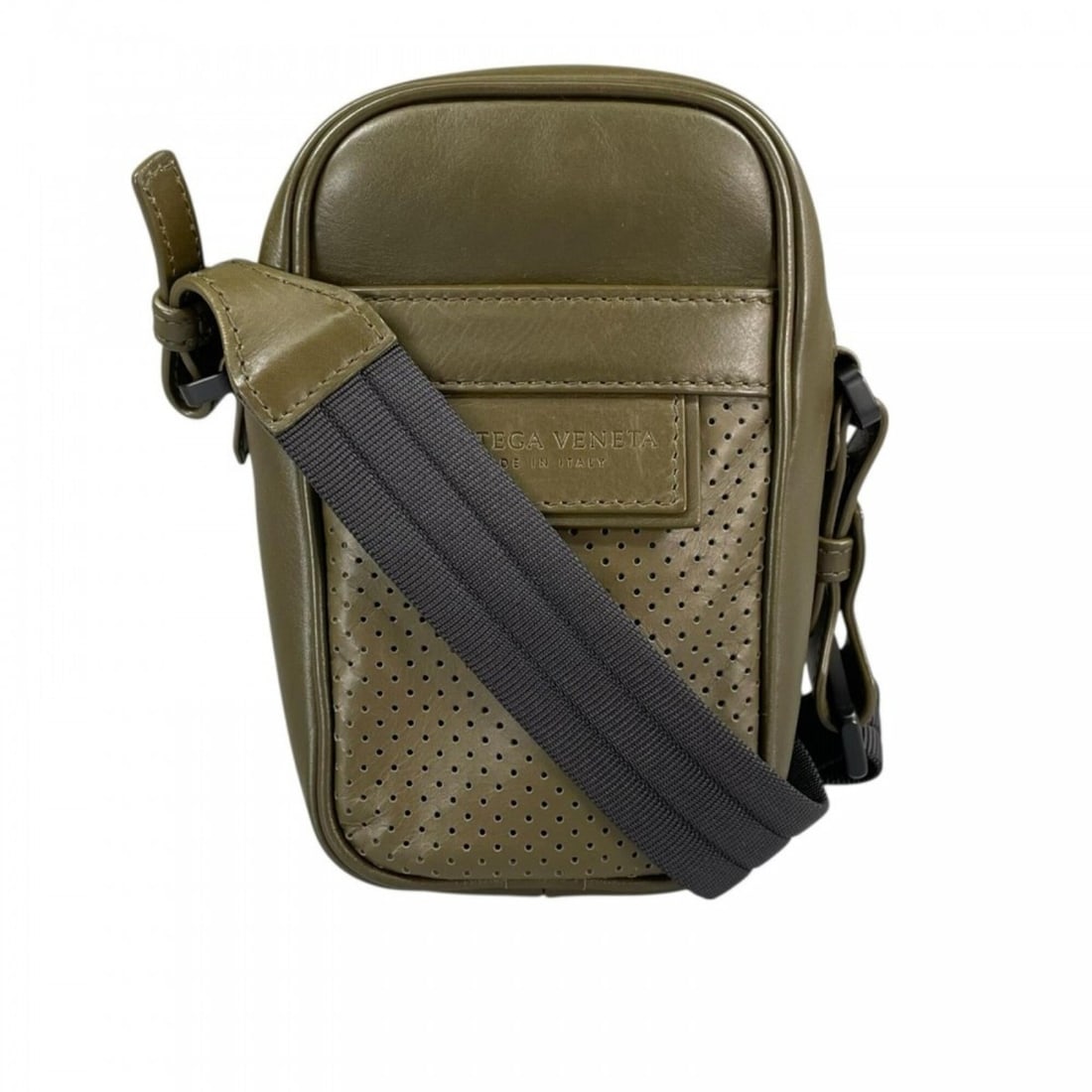 Bottega Veneta shoulder bag for men and women, Leggero model, smooth leather, khaki, with other: --- Catalog ---Category: SizeSize (HxWxD): 16cm x 9cm x 5cm / 6.29'' x 3.54'' x 1.96''Strap Length: 150cm / 59.05''Category: DesignType: Shoulder bagColor: KhakiGender: Men,WomenMaterial: Leather Leat