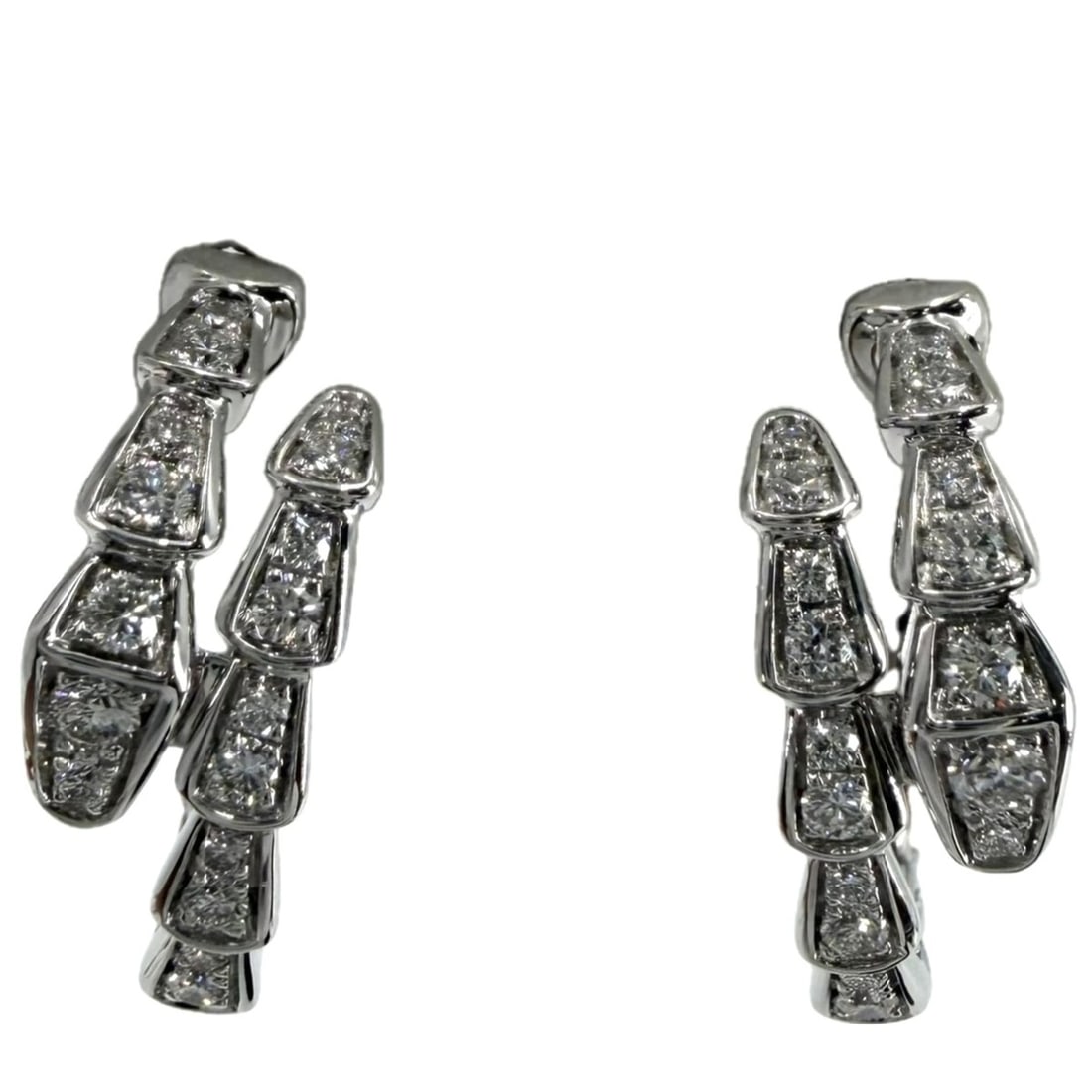Bvlgari Bulgari Serpenti Viper Earrings for Women, 18K White Gold (Au750), Diamond, Approx. 8.2g: --- Catalog ---Category: SizeWeight: 8.2g / 0.28oz.Size (HxWxD): 20.00mm x 6.00mm x 2.00mm / 0.79'' x 0.24'' x 0.08''Category: DesignType: Hoop earringsStone: DiamondGender: WomenMaterial: White gold 