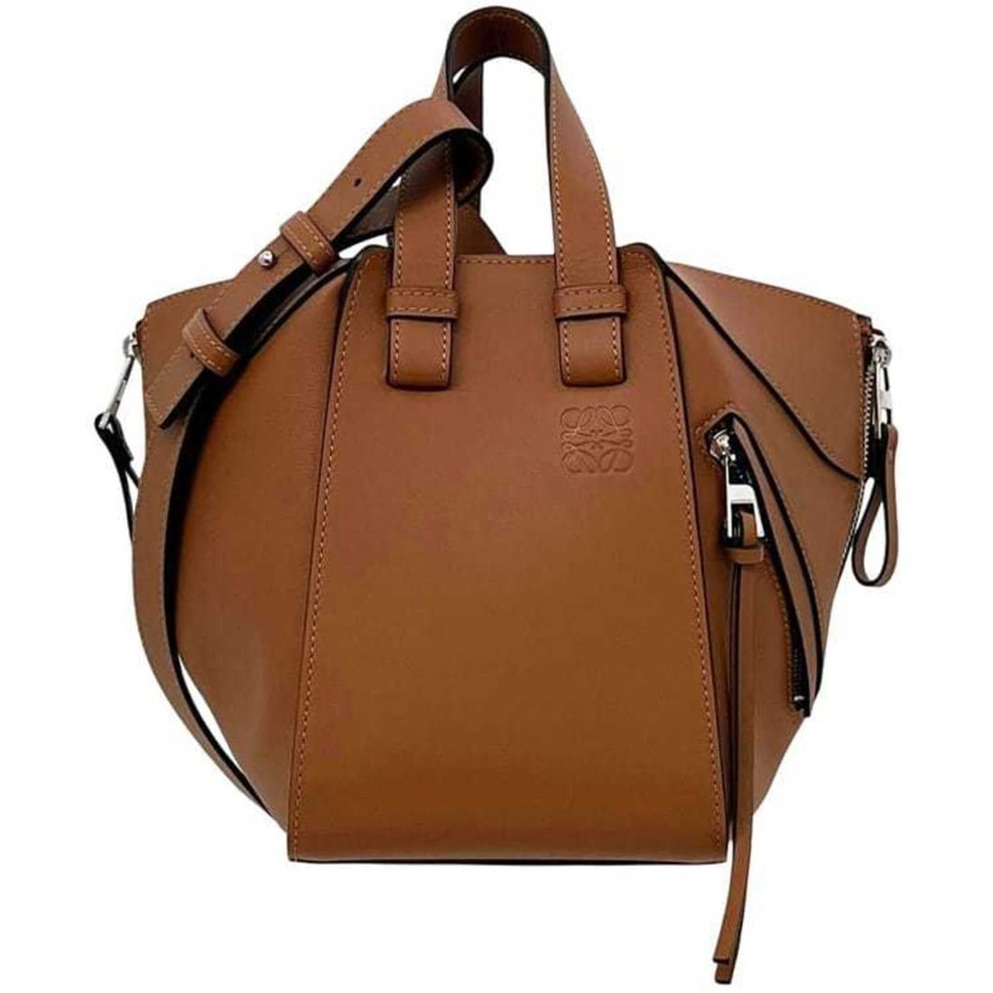 Loewe 2-way bag, Hammock compact shoulder Anagram, A538H13X10, LOEWE smooth leather, tan, BRONCEAD: --- Catalog ---Category: SizeSize (HxWxD): 21cm x 28cm x 21cm / 8.26'' x 11.02'' x 8.26''Strap Length: 77cm - 93cm / 30.31'' - 36.61''Category: DesignType: Shoulder bagColor: BrownGender: WomenMateria