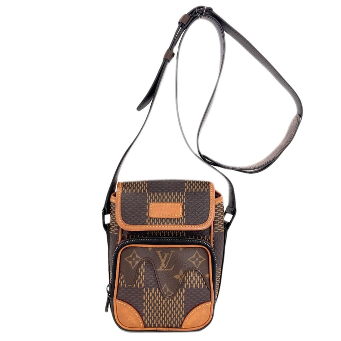 Louis Vuitton N40357 Amazon Messenger NIGO Collaboration Shoulder Bag Monogram Canvas/Damier Giant: --- Catalog ---Category: SizeSize (HxWxD): 19cm x 12cm x 4cm / 7.48'' x 4.72'' x 1.57''Category: DesignType: Shoulder bagColor: MonogramGender: WomenMaterial: Monogram , Canvas Category: GeneralBrand:
