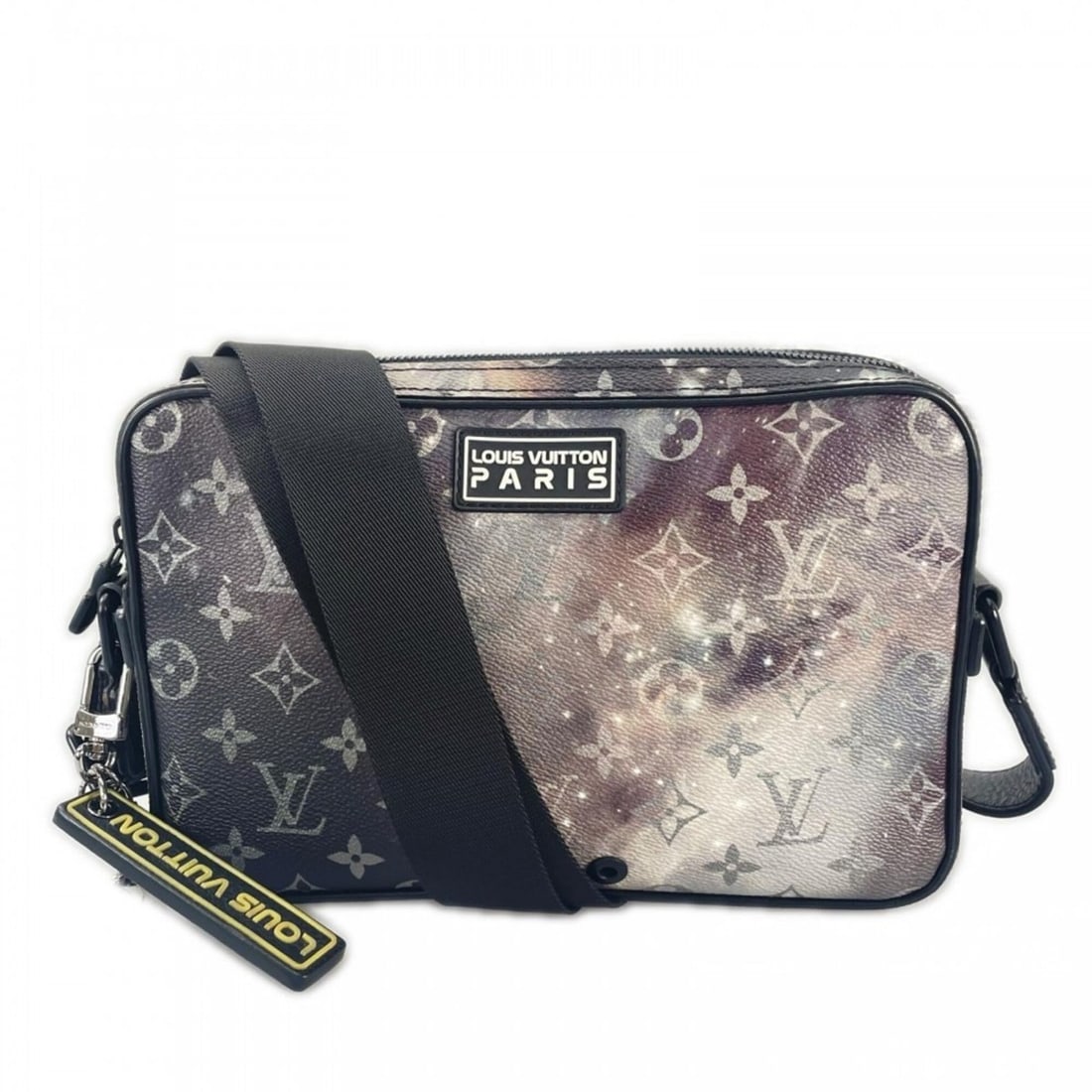 Louis Vuitton messenger bag for women, leather, multicolor, silver hardware.: --- Catalog ---Category: SizeSize (HxWxD): 18cm x 26.5cm x 4cm / 7.08'' x 10.43'' x 1.57''Strap Length: 132cm / 51.96''Category: DesignType: Messenger bagColor: Multi-colorGender: WomenMaterial: Leath