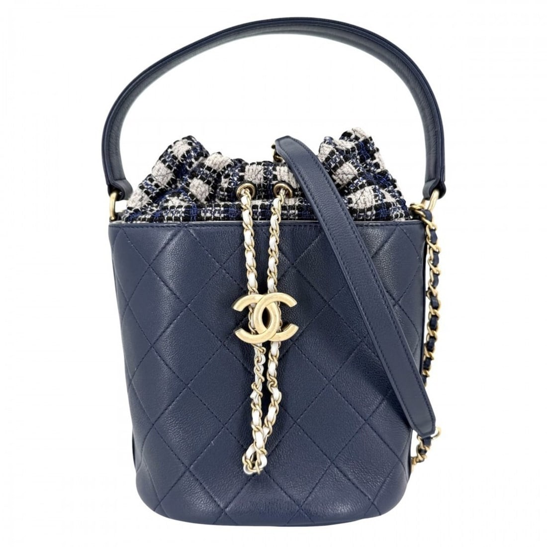 Chanel women's shoulder bag, Coco Mark Matelassé bucket drawstring, leather, navy blue, gold: --- Catalog ---Category: SizeSize (HxWxD): 16cm x 16cm x 13cm / 6.29'' x 6.29'' x 5.11''Strap Length: 110cm / 43.3''Handle Length: 34cm / 13.38''Category: DesignType: Shoulder bagColor: NavyGender: Wo