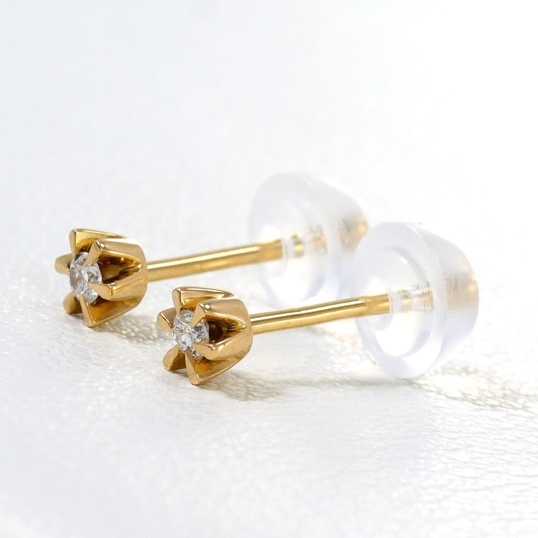 18K (18-karat) Yellow Gold (YG) Earrings with 0.025ct Diamonds, Total Weight 0.4g, Jewelry: --- Catalog ---Category: SizeWeight: 0.4g / 0.01oz.Category: DesignType: Stud earringsColor: Yellow goldMetal: GoldStone: DiamondGender: WomenMaterial: Yellow gold (18K)Metal Purity: 18KCategory: Gene