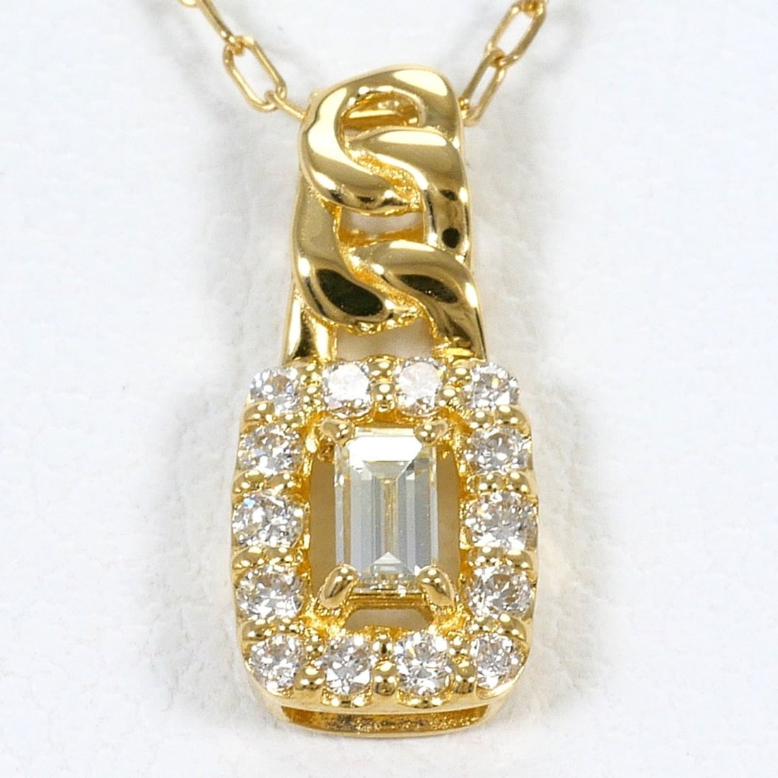 18K (18-karat) Yellow Gold Necklace with 0.15ct Diamond, Total Weight 1.3g, 45cm Length, Jewelry: --- Catalog ---Category: SizeWeight: 1.3g / 0.04oz.Pendant Size: 12mm x 5mm / 0.47'' x 0.19''Neck Circumference: 45 cm / 17.71''Category: DesignColor: Yellow goldMetal: GoldStone: DiamondGender: Women