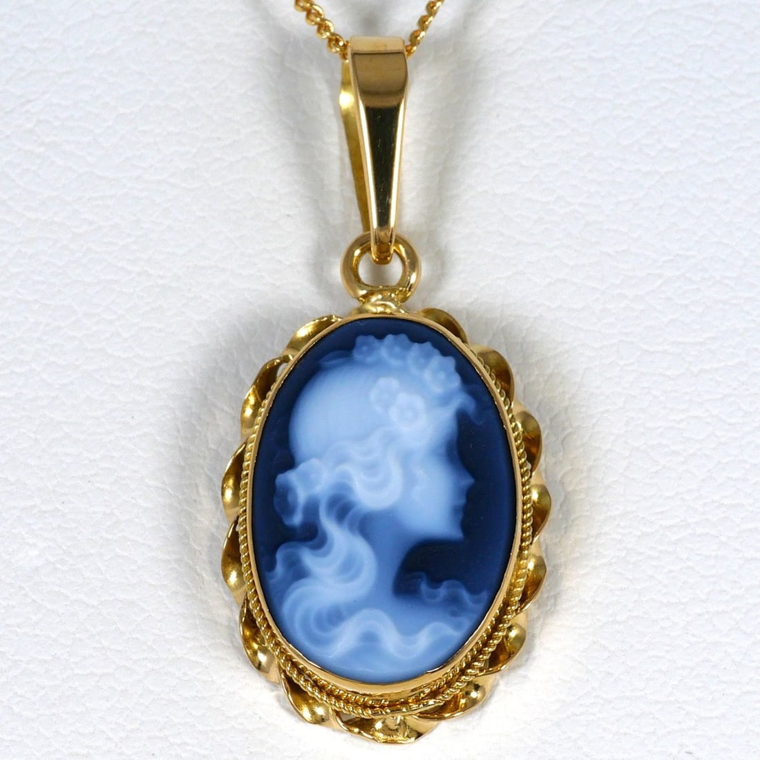 18K (18-karat) Yellow Gold Necklace with Stone Cameo, Total Weight 3.1g, 40cm, Jewelry: --- Catalog ---Category: SizeWeight: 3.1g / 0.1oz.Pendant Size: 26mm x 12mm / 1.02'' x 0.47''Neck Circumference: 40 cm / 15.74''Category: DesignColor: Yellow goldMetal: GoldGender: WomenMaterial: Yell