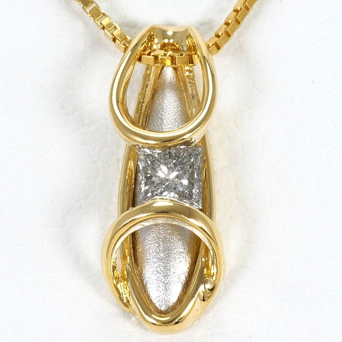 PT900 Platinum 18K Yellow Gold Necklace with 0.10ct Diamond, Total Weight 2.2g, 40cm Length, Jewelry: --- Catalog ---Category: SizeWeight: 2.2g / 0.07oz.Pendant Size: 13mm x 5mm / 0.51'' x 0.19''Neck Circumference: 40 cm / 15.74''Category: DesignColor: Platinum, Yellow goldMetal: Gold, PlatinumStone: 