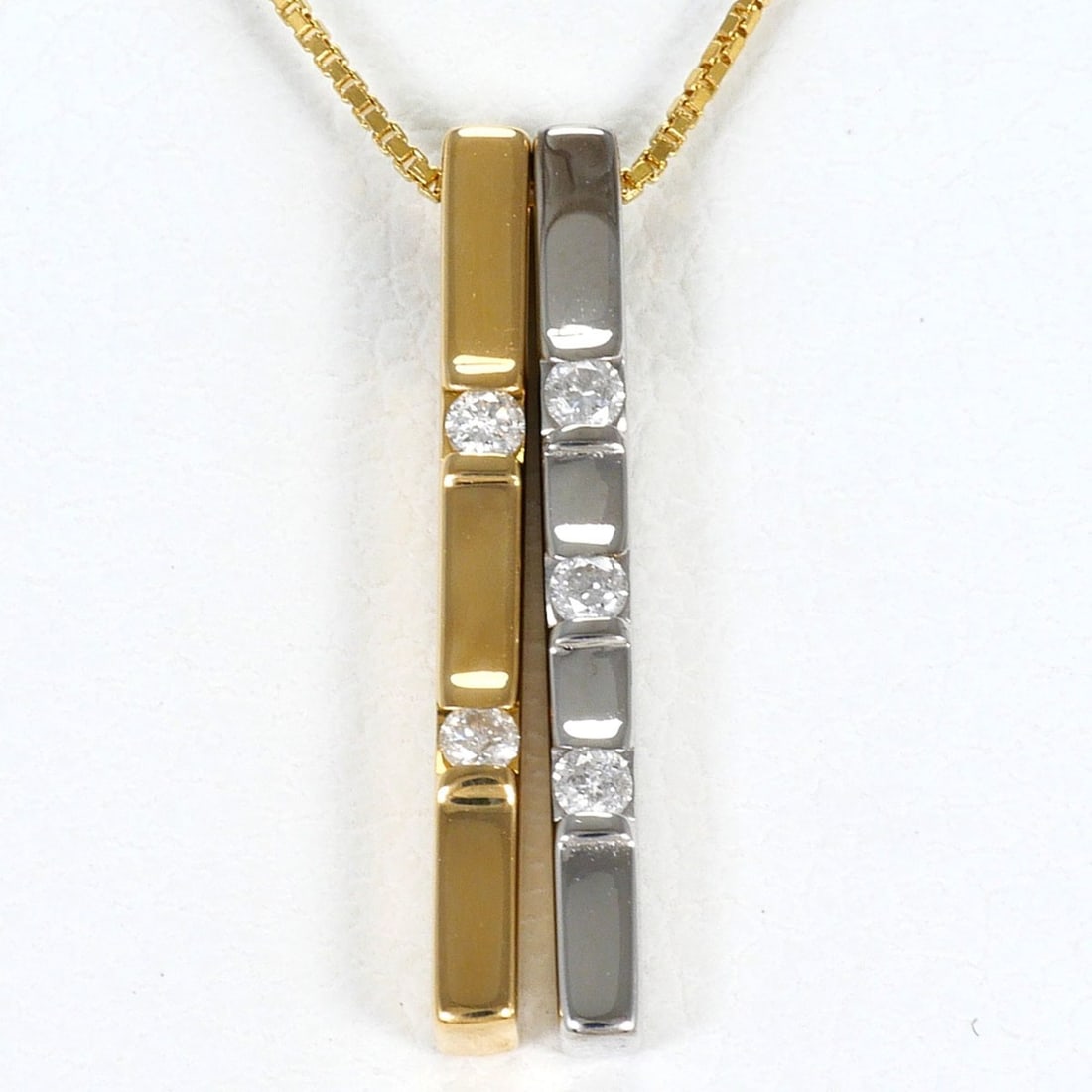 18K (18-karat) Yellow Gold Necklace with Diamond (carat weight not stamped), Total Weight 2.7g,: --- Catalog ---Category: SizeWeight: 2.7g / 0.09oz.Pendant Size: 16mm x 3mm / 0.62'' x 0.11''Neck Circumference: 40 cm / 15.74''Category: DesignColor: White gold, Yellow goldMetal: Gold, White GoldSto