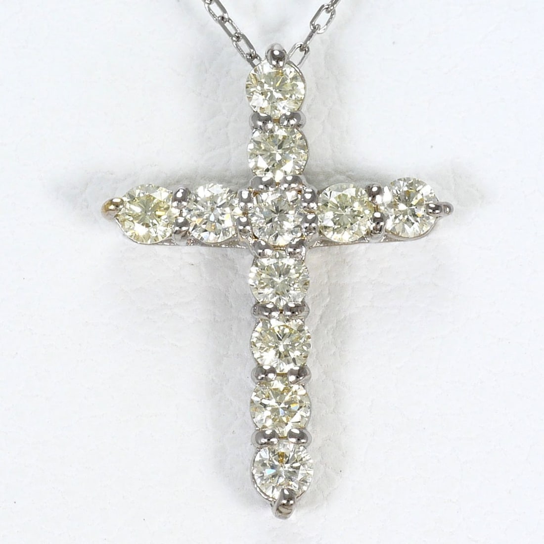18K (18-karat white gold) necklace with 0.30ct diamond, total weight 1.0g, 40cm length. Jewelry.: --- Catalog ---Category: SizeWeight: 1g / 0.03oz.Pendant Size: 15mm x 11mm / 0.59'' x 0.43''Neck Circumference: 40 cm / 15.74''Category: DesignColor: White goldMetal: White GoldStone: DiamondGender: W