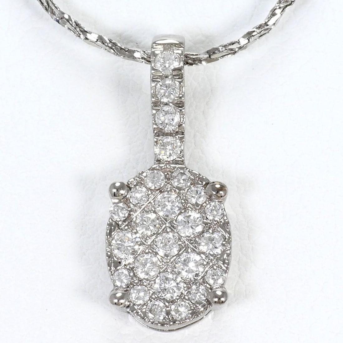 18K (18-karat white gold) necklace with 0.33ct diamond, total weight 2.4g, 40cm length, jewelry.: --- Catalog ---Category: SizeWeight: 2.4g / 0.08oz.Pendant Size: 18mm x 7mm / 0.7'' x 0.27''Neck Circumference: 40 cm / 15.74''Category: DesignColor: White goldMetal: White GoldStone: DiamondGender: W