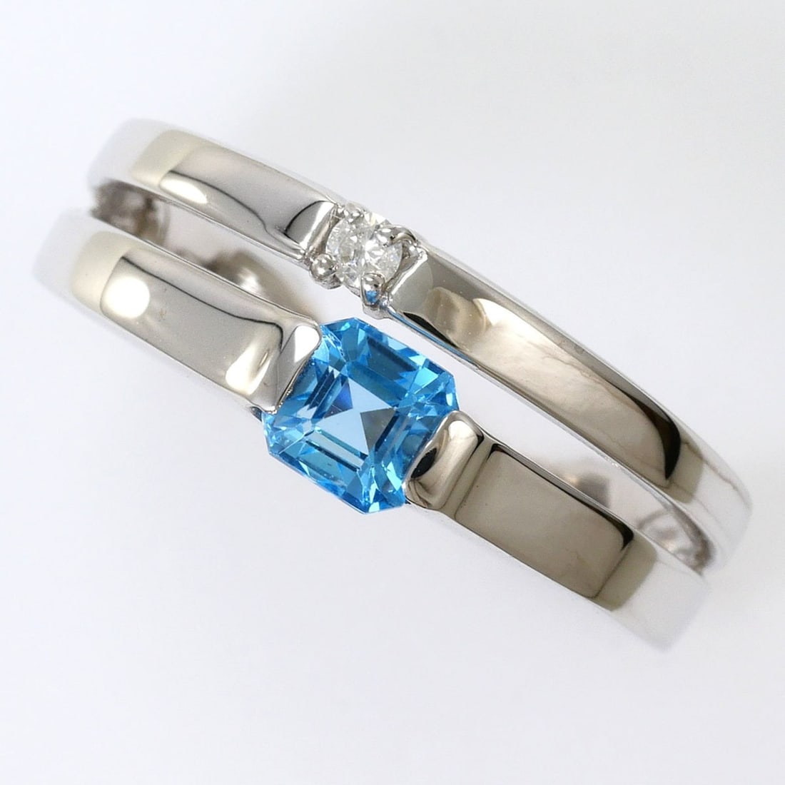 K14 14K WG White Gold Ring - Blue Topaz and Diamond (carat weight not stamped) Total 3.3g Jewelry: --- Catalog ---Category: SizeWidth: 7mm / 0.28''Weight: 3.3g / 0.11oz.JP Size: 10.5US Size: 5.5Category: DesignType: Band ringColor: White goldMetal: White GoldStone: Diamond, TopazGender: WomenMateri