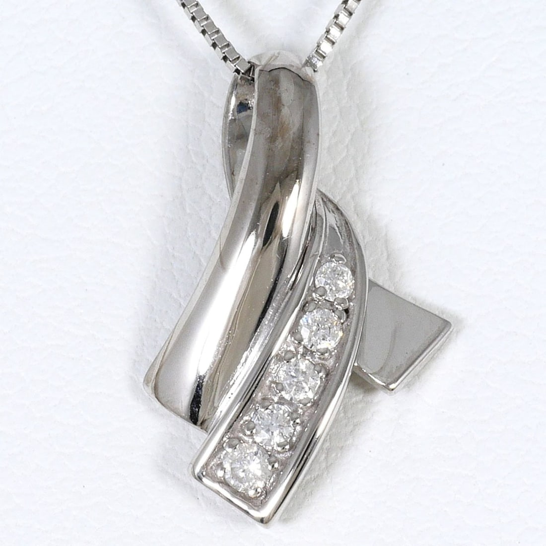 K14 14K WG White Gold Necklace with Diamond (carat weight not stamped), Total Weight 2.1g, 40cm,: --- Catalog ---Category: SizeWeight: 2.1g / 0.07oz.Pendant Size: 17mm x 11mm / 0.66'' x 0.43''Neck Circumference: 40 cm / 15.74''Category: DesignColor: White goldMetal: White GoldStone: DiamondGender: