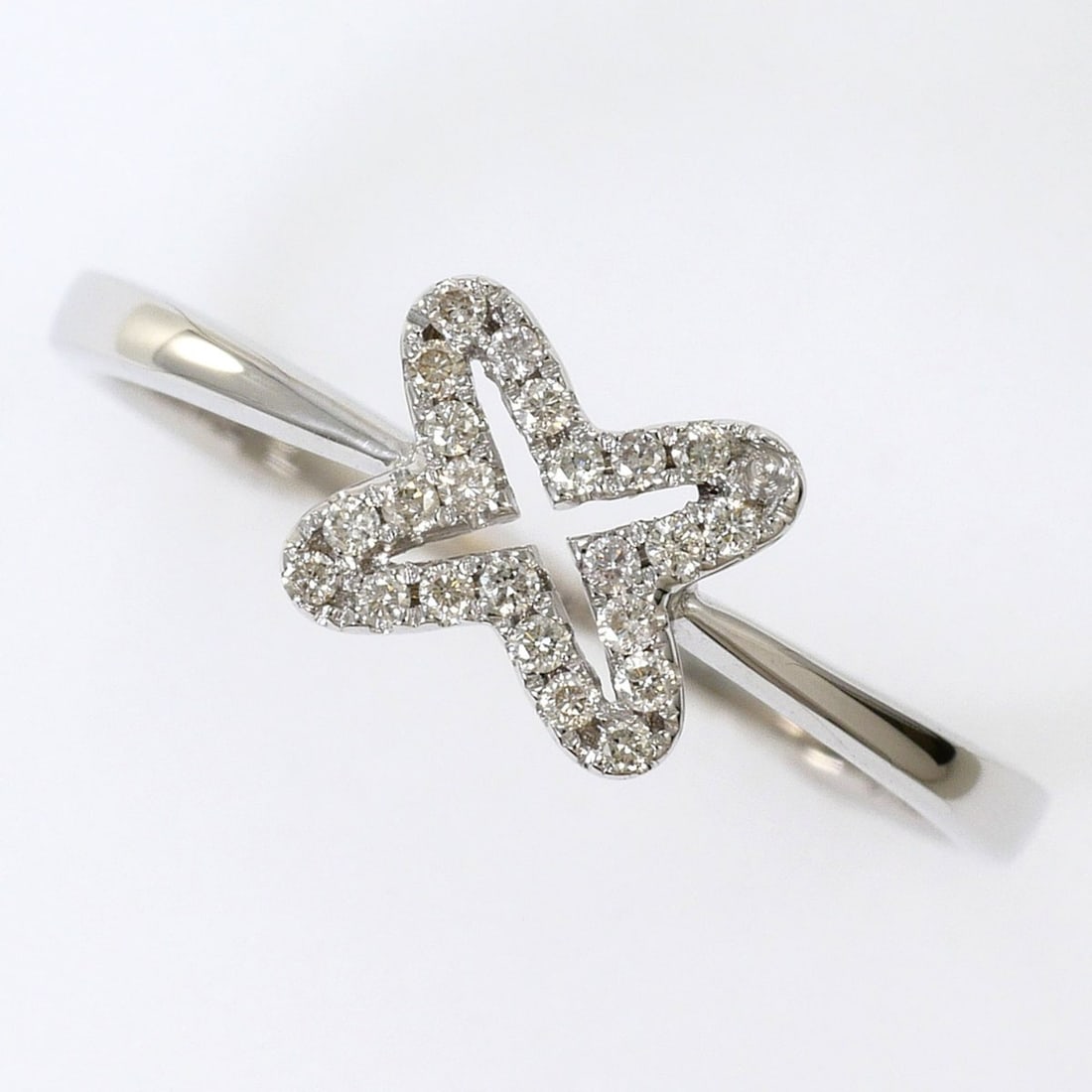 18K (18-karat white gold) ring, 1 diamond (0.10ct), total weight 1.8g, jewelry.: --- Catalog ---Category: SizeWidth: 6mm / 0.24''Weight: 1.8g / 0.06oz.JP Size: 12US Size: 6.5Category: DesignType: Band ringColor: White goldMetal: White GoldStone: DiamondGender: WomenMaterial: White