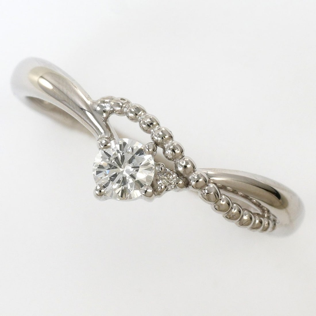 18K (18-karat white gold) ring, 1 diamond (0.15ct and 0.01ct), total weight 1.6g, jewelry.: --- Catalog ---Category: SizeWidth: 6mm / 0.24''Weight: 1.6g / 0.05oz.JP Size: 11US Size: 6Category: DesignType: Band ringColor: White goldMetal: White GoldStone: DiamondGender: WomenMaterial: White g