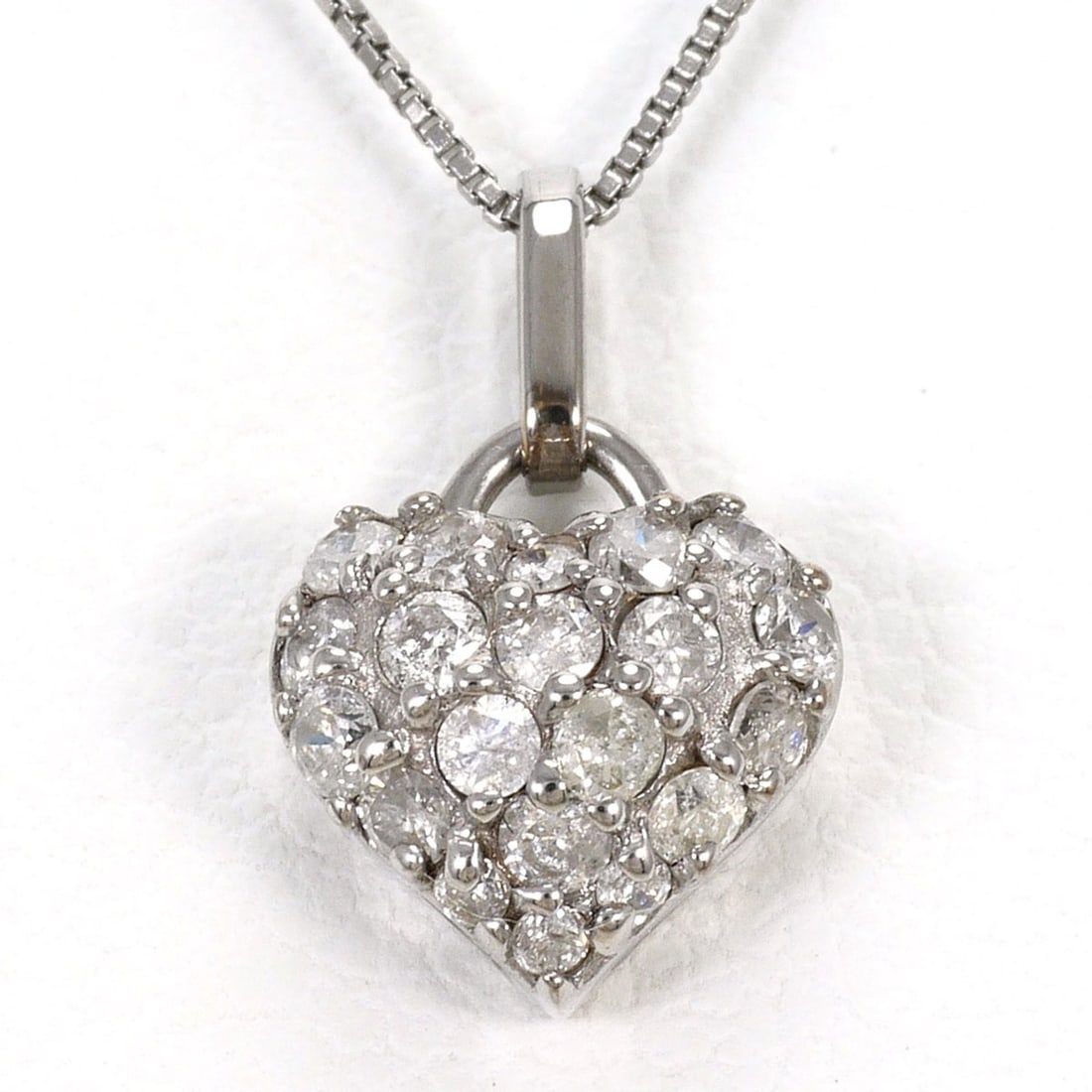 18K (18-karat white gold) necklace with 0.20ct diamond, total weight 1.7g, 40cm length. Jewelry.: --- Catalog ---Category: SizeWeight: 1.7g / 0.05oz.Pendant Size: 12mm x 8mm / 0.47'' x 0.31''Neck Circumference: 40 cm / 15.74''Category: DesignColor: White goldMetal: White GoldStone: DiamondGender: 