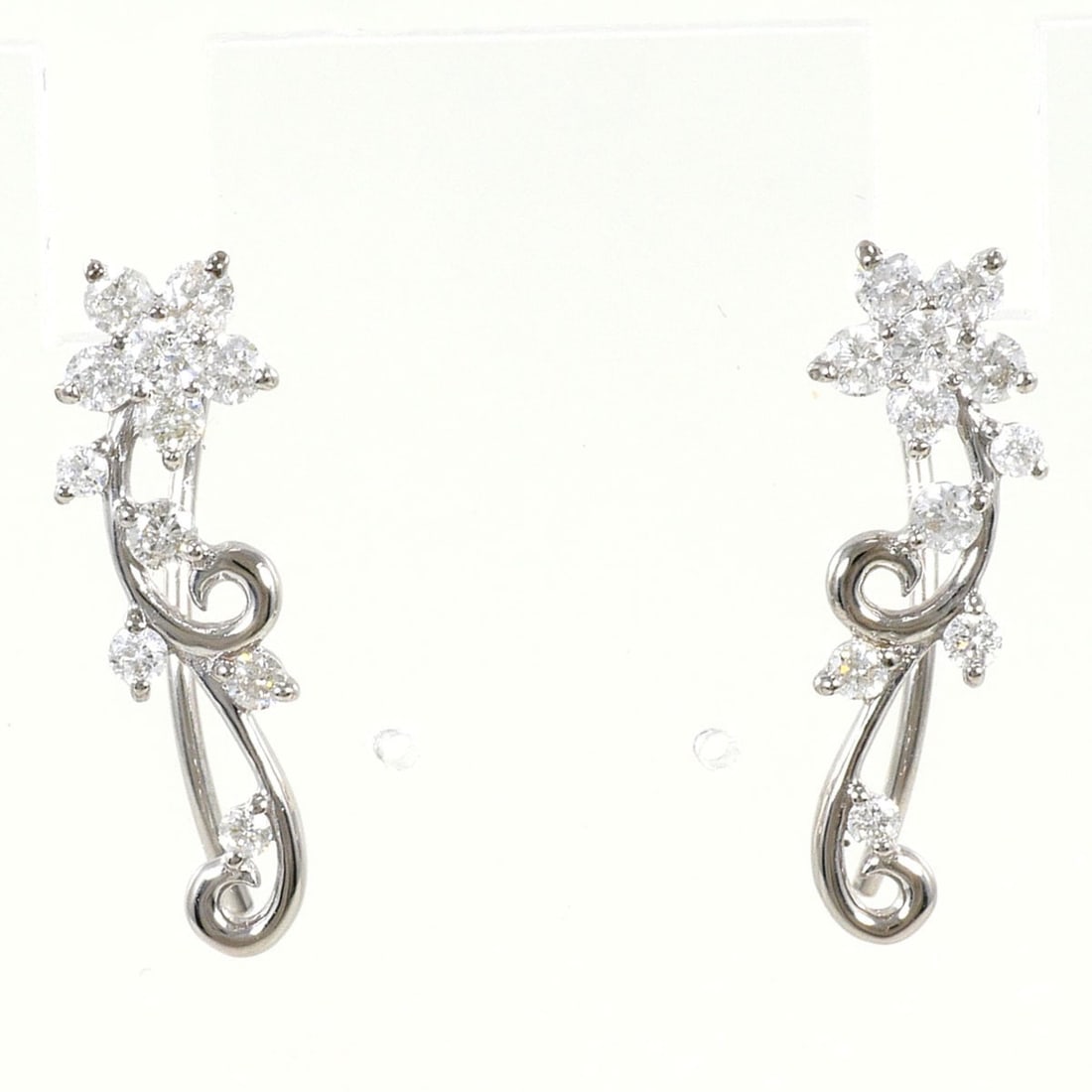 18K (18-karat white gold) earrings with 0.25ct diamonds, total weight 1.8g, jewelry.: --- Catalog ---Category: SizeWeight: 1.8g / 0.06oz.Category: DesignType: Drop earringsColor: White goldMetal: White GoldStone: DiamondGender: WomenMaterial: White gold (18K)Metal Purity: 18KCategory: 