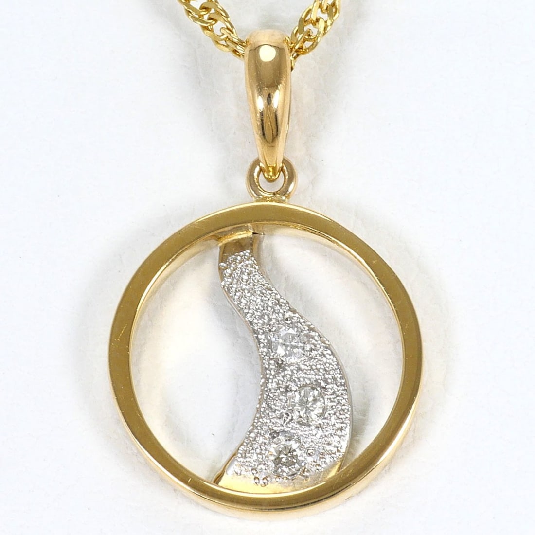 Pm900 Platinum 18K Yellow Gold Necklace with Diamond (carat weight not stamped), Total Weight 3.3g,: --- Catalog ---Category: SizeWeight: 3.3g / 0.11oz.Pendant Size: 20mm x 13mm / 0.78'' x 0.51''Neck Circumference: 41 cm / 16.14''Category: DesignColor: Platinum, Yellow goldMetal: Gold, PlatinumStone: