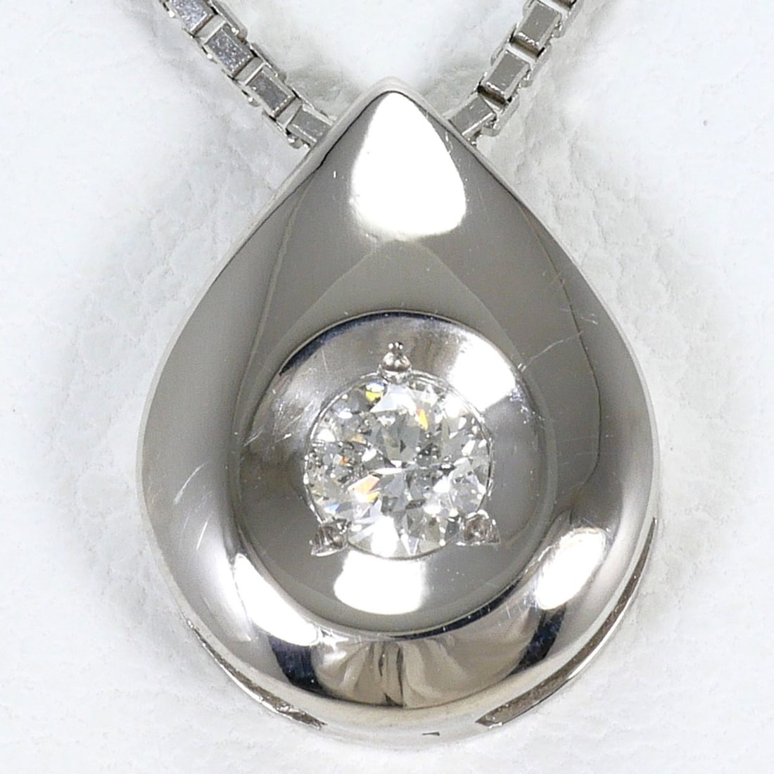 PT900 Platinum / PT850 Necklace with 0.11ct Diamond, Total Weight 3.7g, 39cm, Jewelry: --- Catalog ---Category: SizeWeight: 3.7g / 0.13oz.Pendant Size: 11mm x 9mm / 0.43'' x 0.35''Neck Circumference: 39 cm / 15.35''Category: DesignColor: PlatinumMetal: PlatinumStone: DiamondGender: Wome