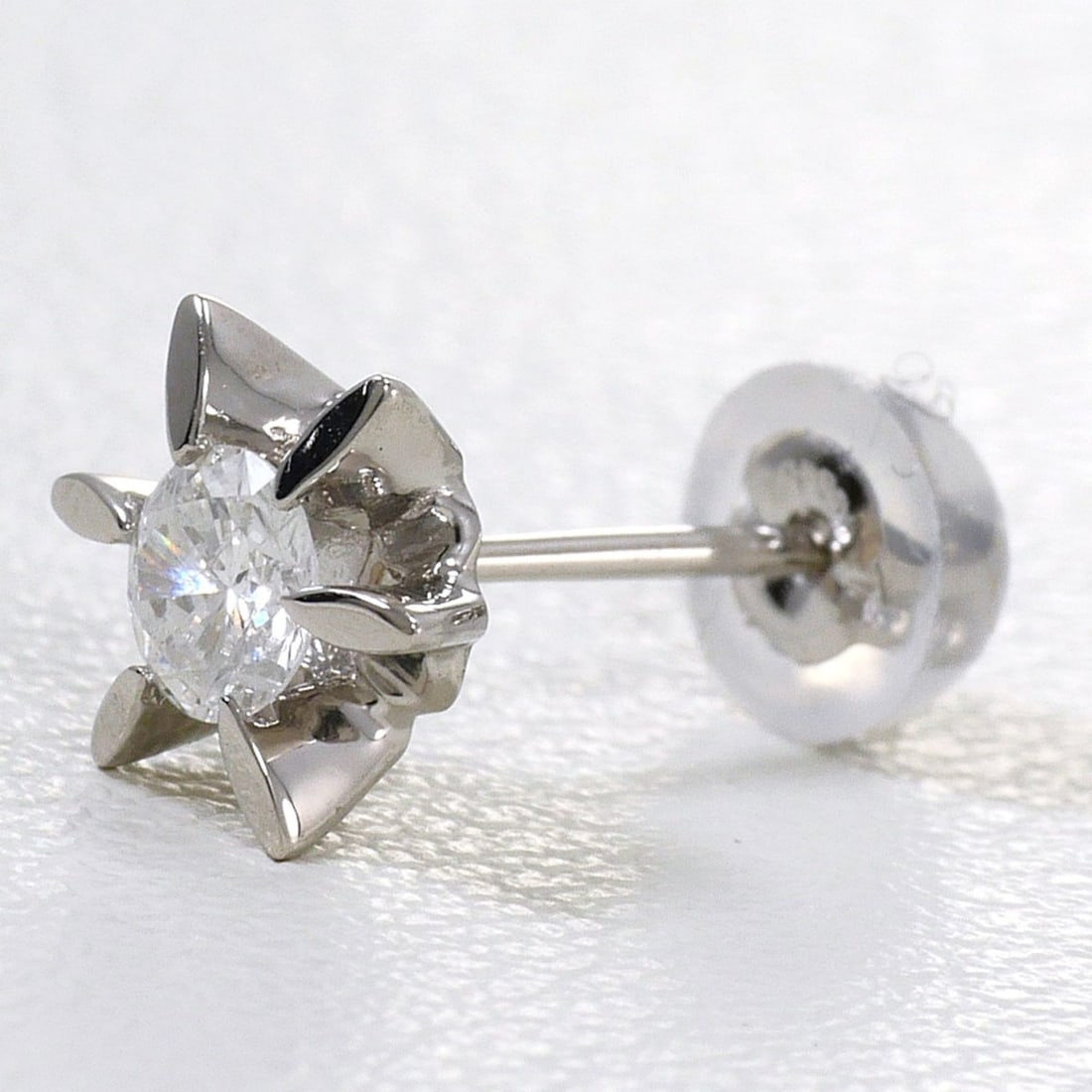 PT900 Platinum Earring (Single Earring) with 0.15ct Diamond, Total Weight 0.5g, Jewelry: --- Catalog ---Category: SizeWeight: 0.5g / 0.01oz.Category: DesignType: Stud earringsColor: PlatinumMetal: PlatinumStone: DiamondGender: WomenMaterial: Platinum 900Weight (ct.): 0.15Single earring: Y