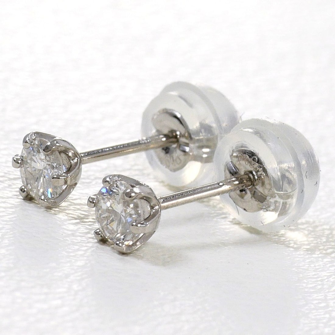 PT900 Platinum Earrings with 0.1ct Diamonds, Total Weight 0.4g, Jewelry: --- Catalog ---Category: SizeWeight: 0.4g / 0.01oz.Category: DesignType: Stud earringsColor: PlatinumMetal: PlatinumStone: DiamondGender: WomenMaterial: Platinum 900Weight (ct.): 0.1Category: GeneralB