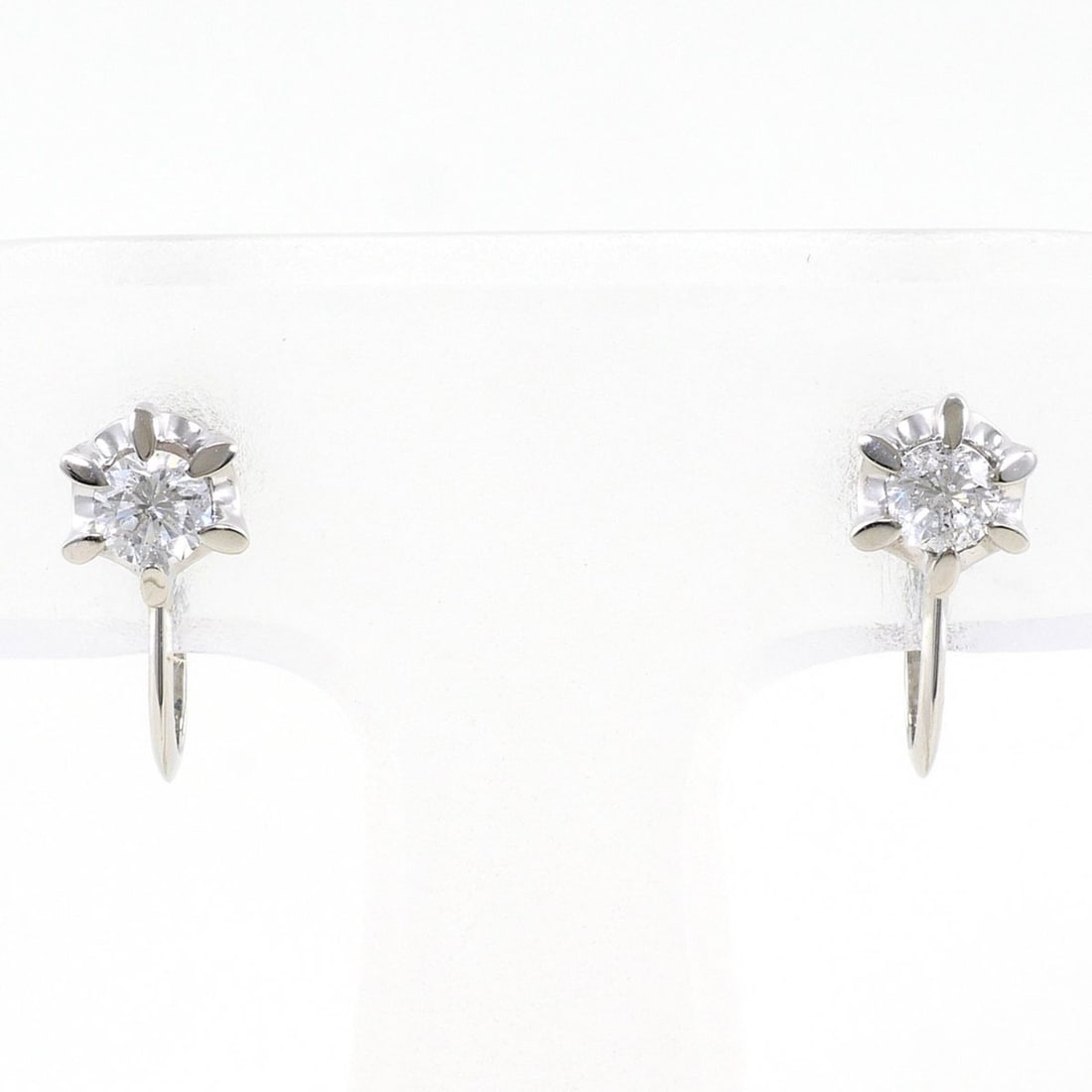 PT900 Platinum Earrings with 0.15ct Diamonds, Total Weight 1.9g, Jewelry: --- Catalog ---Category: SizeWeight: 1.9g / 0.06oz.Category: DesignType: Clip earringsColor: PlatinumMetal: PlatinumStone: DiamondGender: WomenMaterial: Platinum 900Weight (ct.): 0.15Category: General