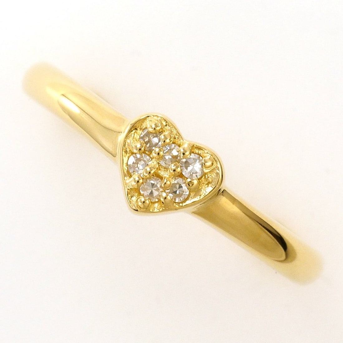 18K (18-karat) yellow gold ring with diamond (carat mark not specified), total weight 1.5g, jewelry.: --- Catalog ---Category: SizeWidth: 5mm / 0.2''Weight: 1.5g / 0.05oz.JP Size: 10US Size: 5.5Category: DesignType: Band ringColor: Yellow goldMetal: GoldStone: DiamondGender: WomenMaterial: Yellow gold