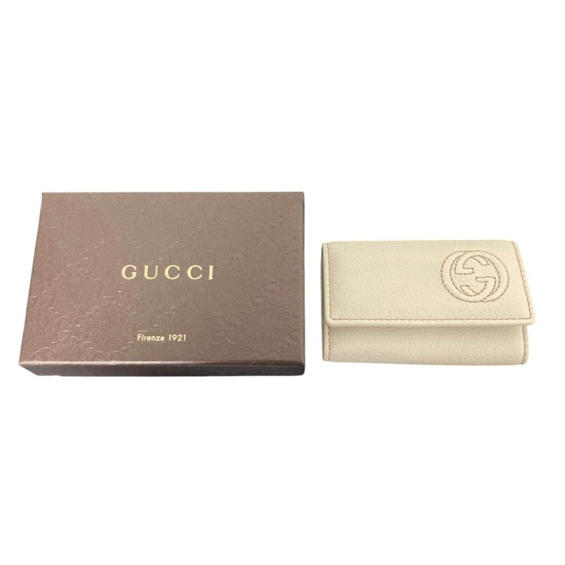 GUCCI Soho Interlocking G Leather 6-Key Case 322117 Off-White Women's: --- Catalog ---Category: DesignType: KeycaseColor: Off-whiteGender: WomenMaterial: Leather Number of Key Hooks: 6Category: GeneralLine: SohoBrand: GucciCategory: Physical PropertiesSize (HxWxD): 6.5cm