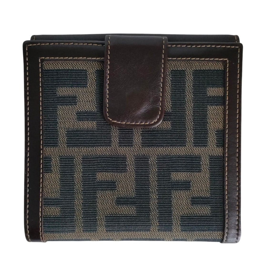 FENDI Vintage Zucca Pattern Jacquard Canvas Leather Bi-fold Wallet Compact Brown Women's: --- Catalog ---Category: SizeSize (HxWxD): 11.5cm x 11.5cm x 1cm / 4.52'' x 4.52'' x 0.39''Category: DesignType: Wallet (bi-fold)Color: BrownGender: WomenSeason: VintageMaterial: Canvas , Leather Cate