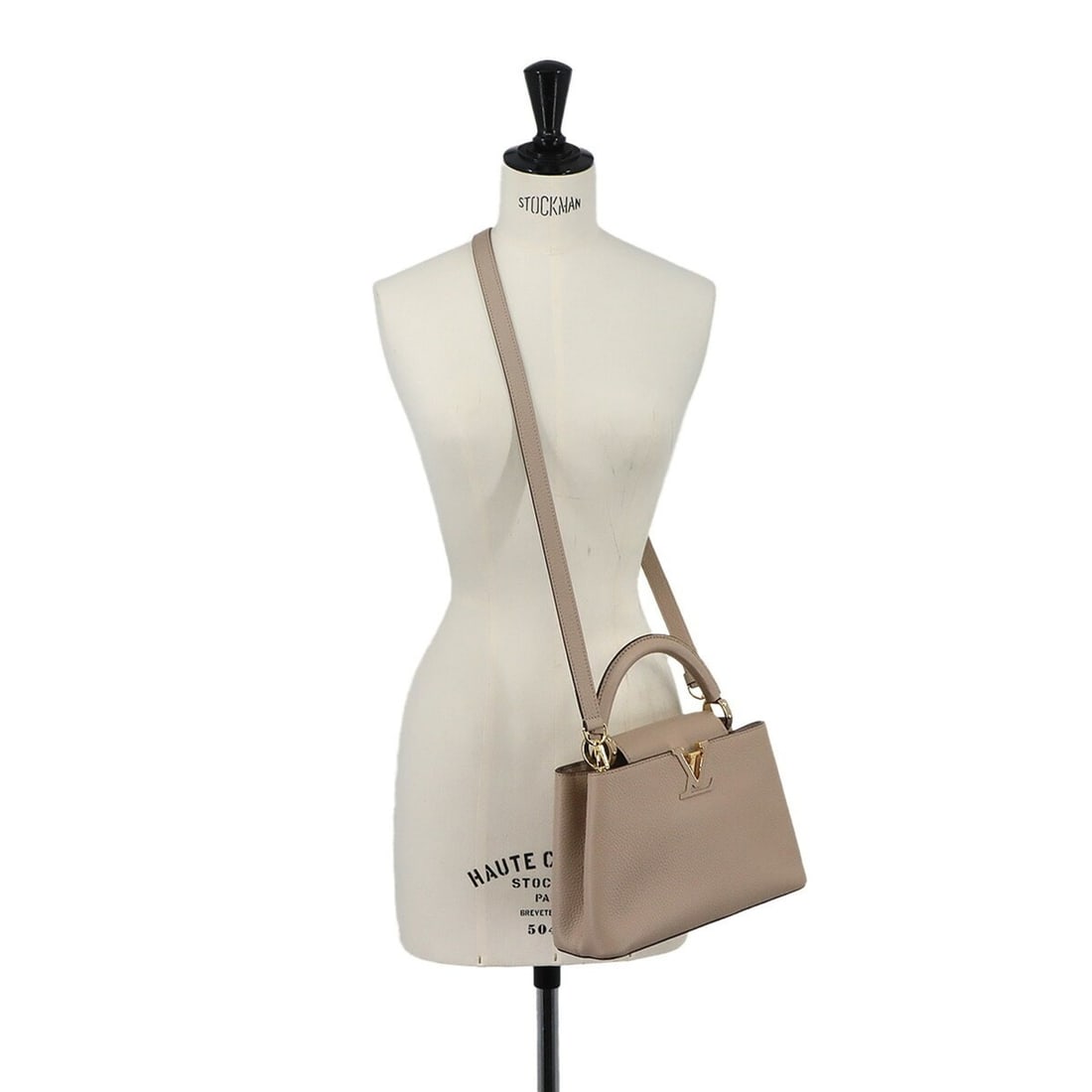 Louis Vuitton Capucines BB 2-way Hand/Shoulder Handbag, Taurillon Leather, M94634 RFID: --- Catalog ---Category: SizeSize (HxWxD): 17.5cm x 27cm x 9cm / 6.88'' x 10.62'' x 3.54''Category: DesignType: HandbagColor: GalleGender: WomenMaterial: Leather Leather/Fur Type: Taurillon leatherCat