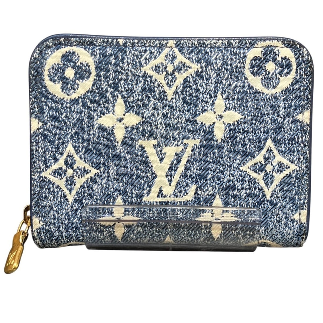 Louis Vuitton Zippy Coin Purse Wallet/Coin Case Monogram Denim M81185: --- Catalog ---Category: SizeSize (HxWxD): 9cm x 11cm x 2cm / 3.54'' x 4.33'' x 0.78''Category: DesignType: Coin purse/coin caseColor: BlueGender: WomenClosure: ZipperMaterial: Denim Category: General