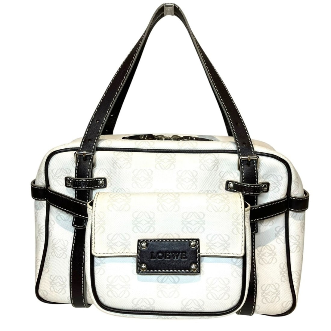 Loewe handbag, Repeat Anagram, leather.: --- Catalog ---Category: SizeSize (HxWxD): 17cm x 27cm x 10cm / 6.69'' x 10.62'' x 3.93''Strap Length: 27cm - 35cm / 10.62'' - 13.77''Category: DesignType: HandbagColor: WhiteGender: WomenClosure: