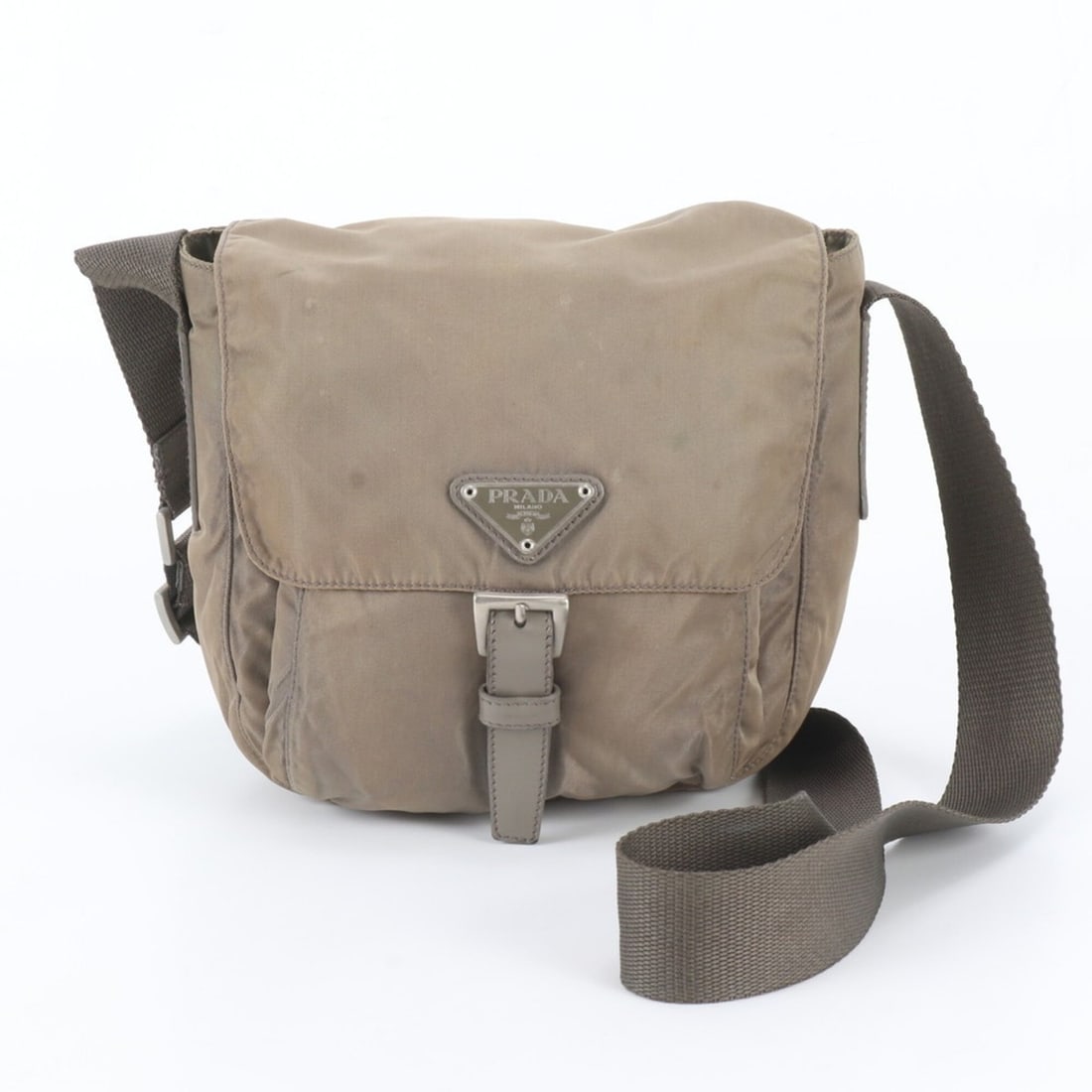 Prada Tessuto Nylon Triangle Logo Shoulder Bag Messenger for Men: --- Catalog ---Category: SizeSize (HxWxD): 17cm x 17cm x 12cm / 6.69'' x 6.69'' x 4.72''Category: DesignType: Messenger bag, Shoulder bagColor: KhakiGender: MenCategory: GeneralBrand: PradaCountry of 