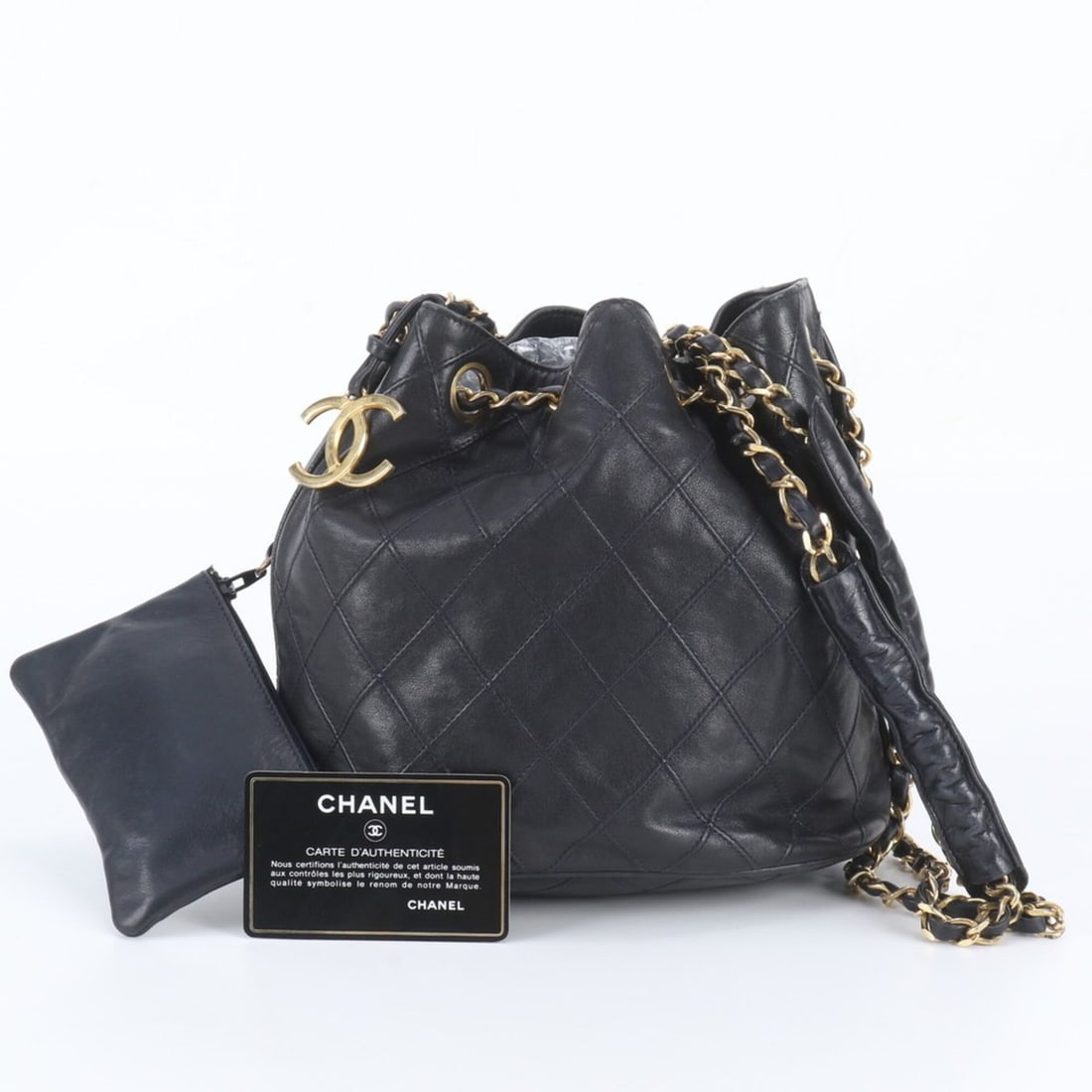 Chanel Matelassé Leather Chain Shoulder Bag for Women, with Guarantee and Serial Seal.: --- Catalog ---Category: SizeSize (HxWxD): 19cm x 21cm x 13cm / 7.48'' x 8.26'' x 5.11''Category: DesignType: Shoulder bagColor: BlackGender: WomenMaterial: Leather Category: GeneralBrand: Chanel--- I