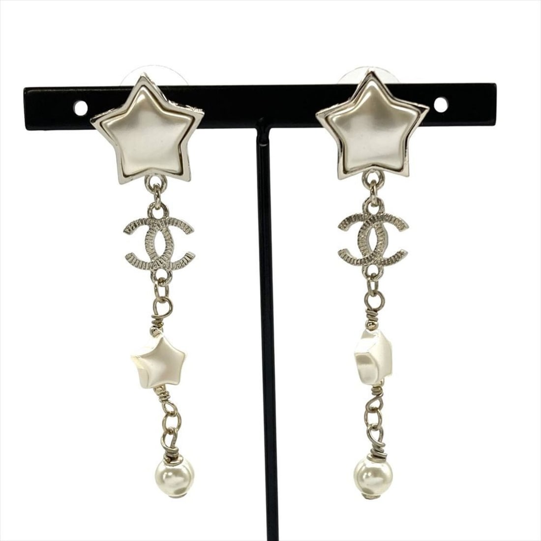 Chanel Coco Mark Star Motif Earrings, Metal and Faux Pearl, A19B, White, Silver Hardware, Women's: --- Catalog ---Category: SizeSize (HxWxD): 60.00mm x 16.00mm / 2.36'' x 0.63''Category: DesignType: Drop earringsGender: WomenMaterial: Metal, Silver 925Category: GeneralBrand: ChanelCountry of Origin