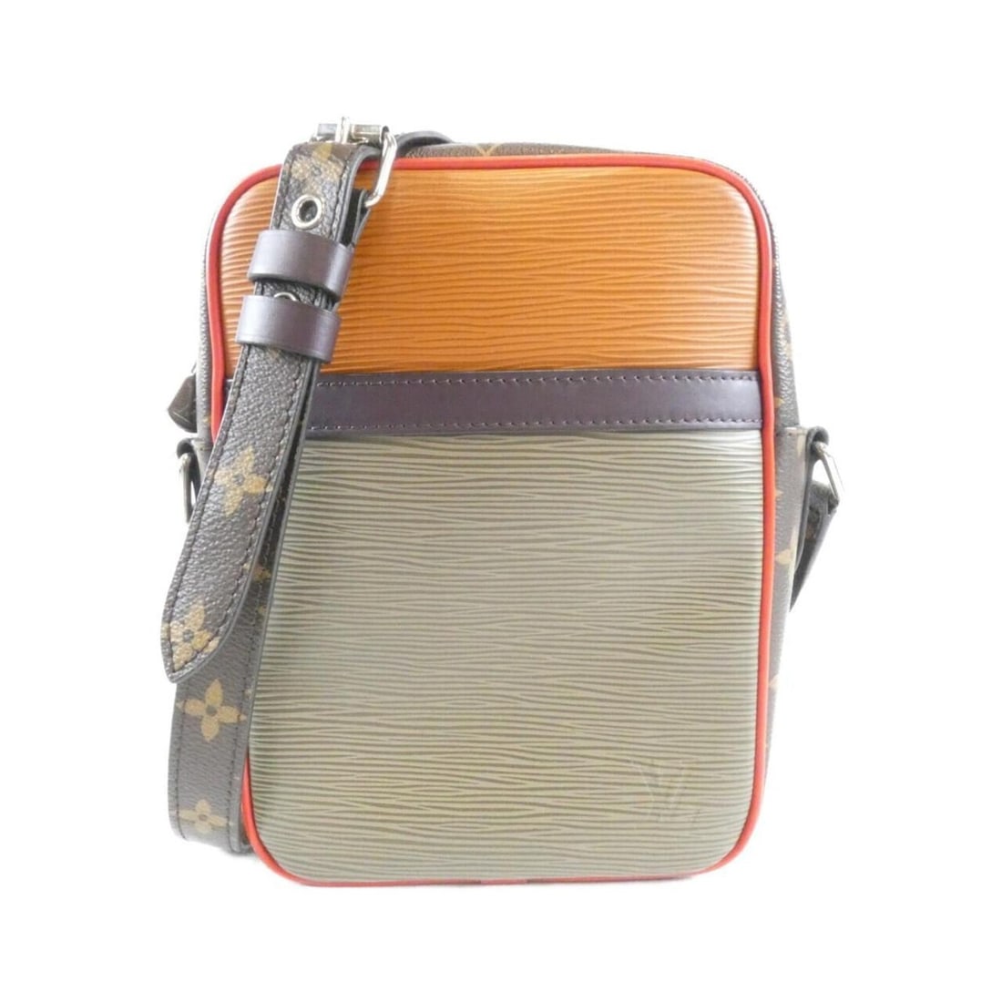 Louis Vuitton Monogram Epi Danube PM M53423 Shoulder Bag: --- Catalog ---Category: SizeWeight: 450g / 15.87oz.Size (HxWxD): 22cm x 16cm x 7cm / 8.66'' x 6.29'' x 2.75''Strap Length: 102cm - 117cm / 40.15'' - 46.06''Category: DesignType: Shoulder bagColor: Kh