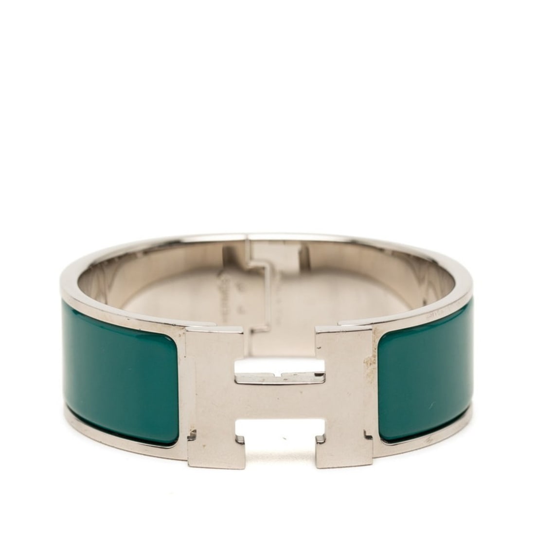 Hermes Clic Clac H PM Bangle, Silver, Green Metal Enamel, Women's HERMES: --- Catalog ---Category: SizeLength: 19cm / 7.48''Category: DesignType: BangleColor: GreenGender: WomenMaterial: Enamel, MetalCategory: GeneralBrand: Hermes--- Item List ---Section: ConditionRanking:
