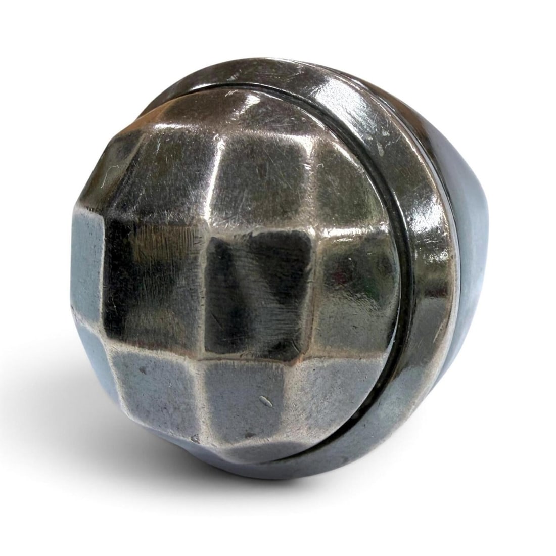 BOTTEGA VENETA Polygon AG925 Ring, Silver, Made in Italy, Weight 27.6g, Men's Accessory: --- Catalog ---Category: SizeJP Size: 17US Size: 8.5Category: DesignType: Band ringColor: SilverGender: MenMaterial: Silver 925Category: GeneralBrand: Bottega VenetaCountry of Origin: Italy--- Item Li