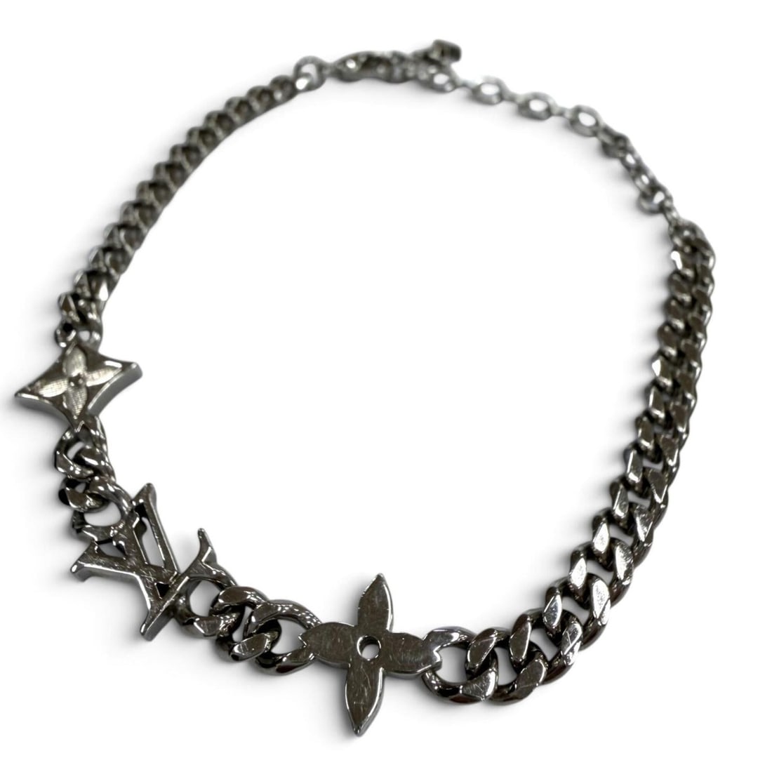 LOUIS VUITTON (Louis Vuitton) 2025 Model M1407A Bracelet, Monogram Raw Chain, Silver, Men's/Women's: --- Catalog ---Category: SizeLength: 22.5cm / 8.85''Category: DesignType: Charm braceletColor: SilverGender: Men,WomenCategory: GeneralMPN: M1407ABrand: Louis VuittonCountry of Origin: Italy--- Item