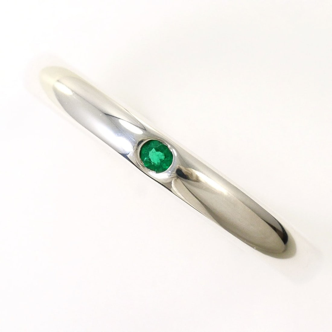 Tiffany & Co. Stacking Band Silver Ring with Emerald, Total Weight 2.3g, Like New Condition.: --- Catalog ---Category: SizeWidth: 3mm / 0.12''Weight: 2.3g / 0.08oz.JP Size: 9US Size: 5Category: DesignType: Band ringStone: EmeraldGender: WomenMaterial: Silver 925Category: GeneralBrand: Tiffany-