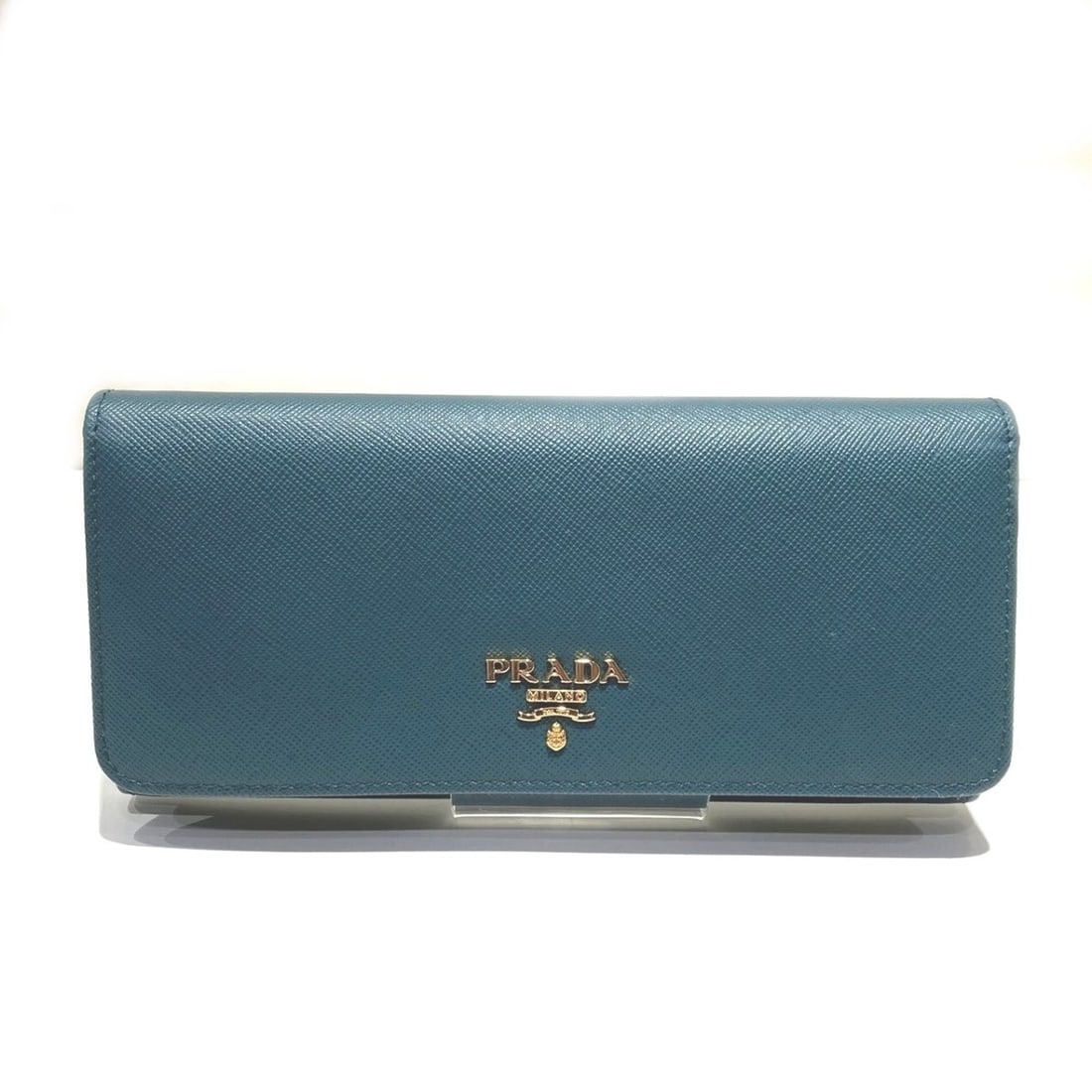 Prada leather long wallet: --- Catalog ---Category: SizeSize (HxWxD): 9cm x 18.5cm x 2.5cm / 3.54'' x 7.28'' x 0.98''Category: DesignType: Long wallet (bi-fold)Color: GreenGender: WomenMaterial: Leather Category: GeneralBrand: