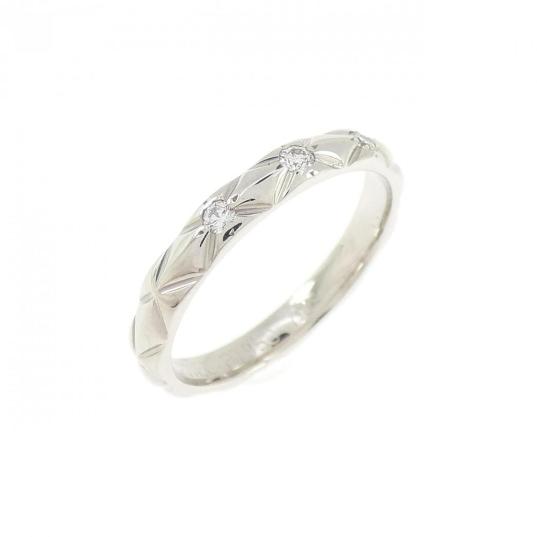 Chanel Matelassé Ring: --- Catalog ---Category: SizeUS Size: 3Brand Size: 44Category: DesignType: Band ringStone: DiamondGender: WomenMaterial: Platinum 950Category: GeneralMPN: J2821Brand: Chanel--- Item List ---Section: